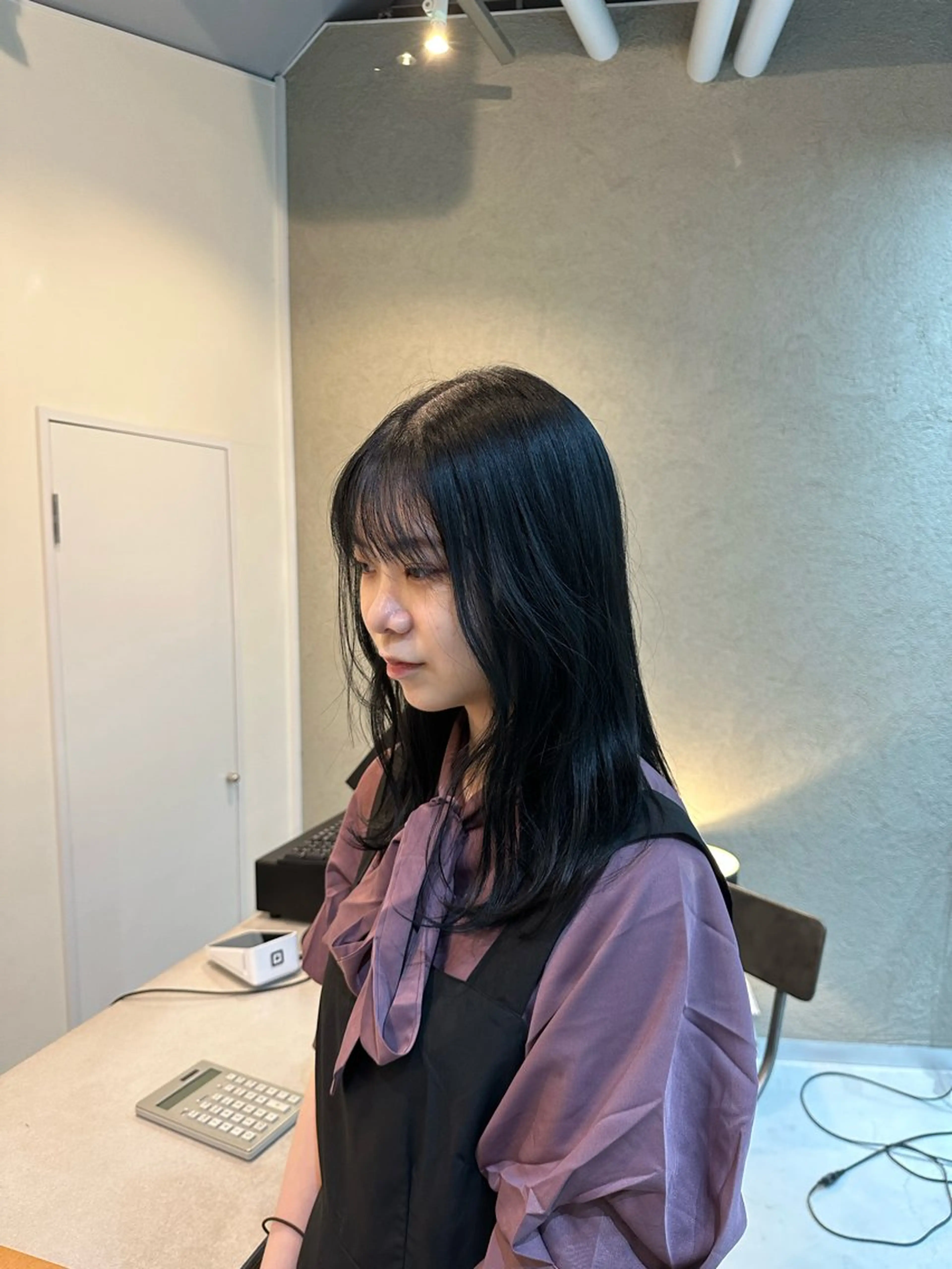 セミロング カラー 黒髪 ブルーカラー ブルーブラック Shiro RENのヘアスタイル