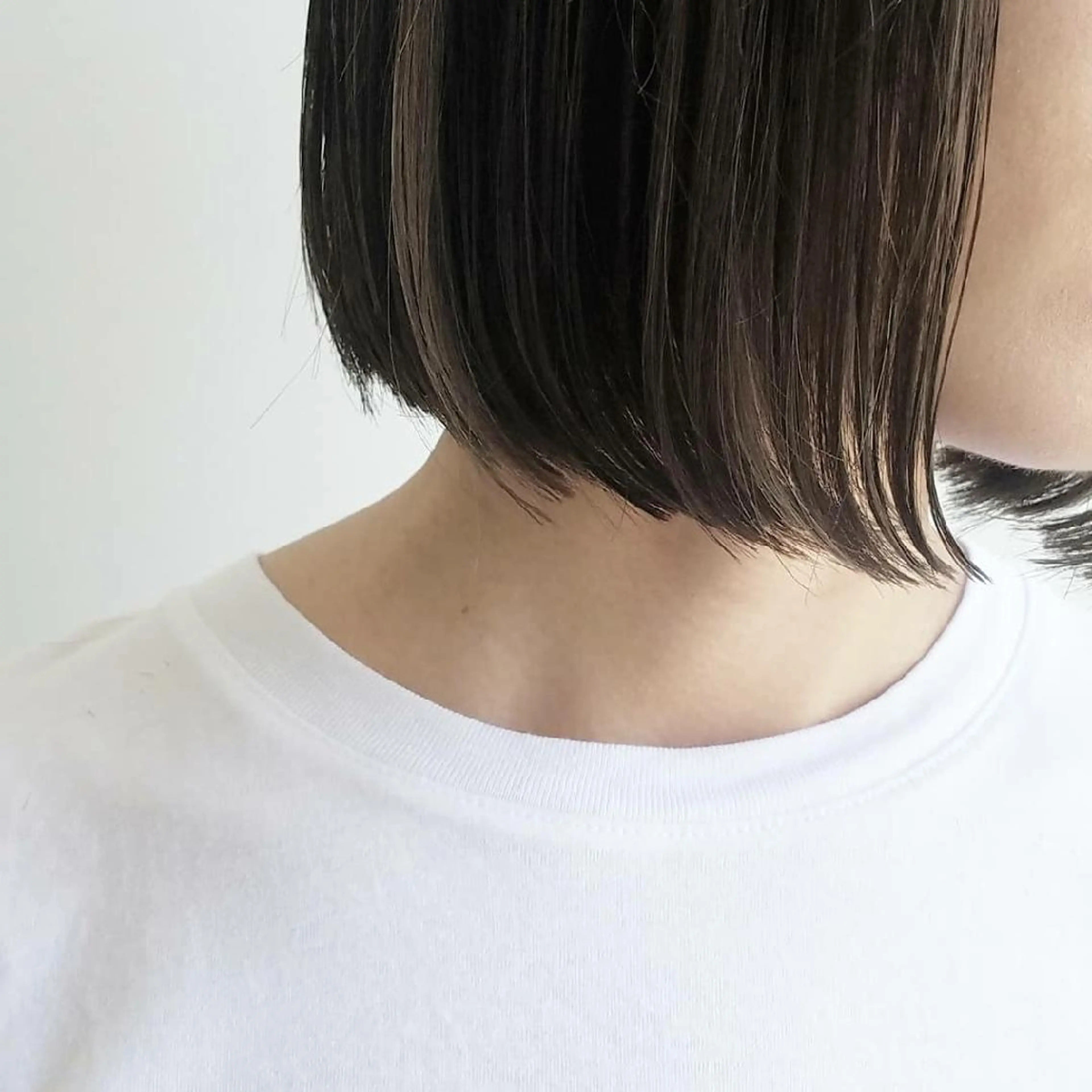 ショート カラー パーマ ヘアアレンジ 前下がりボブ ボブ iplus まつげ、眉毛、耳つぼのマツエク・マツパデザイン