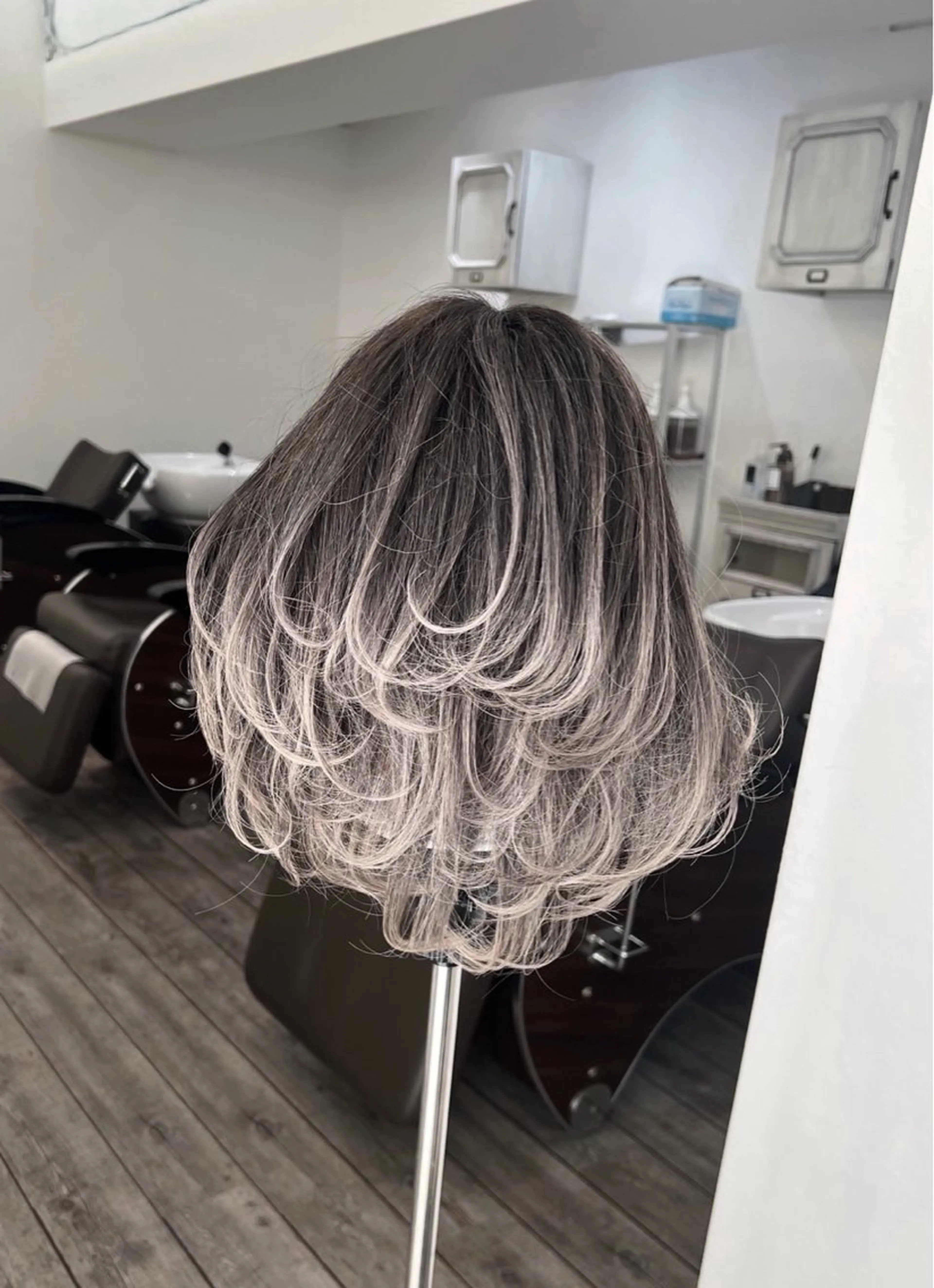 ミディアム カラー バレイヤージュ シルバー ホワイトシルバー レイヤーカット カット ヘアカラー トリートメント ROBIN所属・指名数No.1 /NAOYAのヘアスタイル