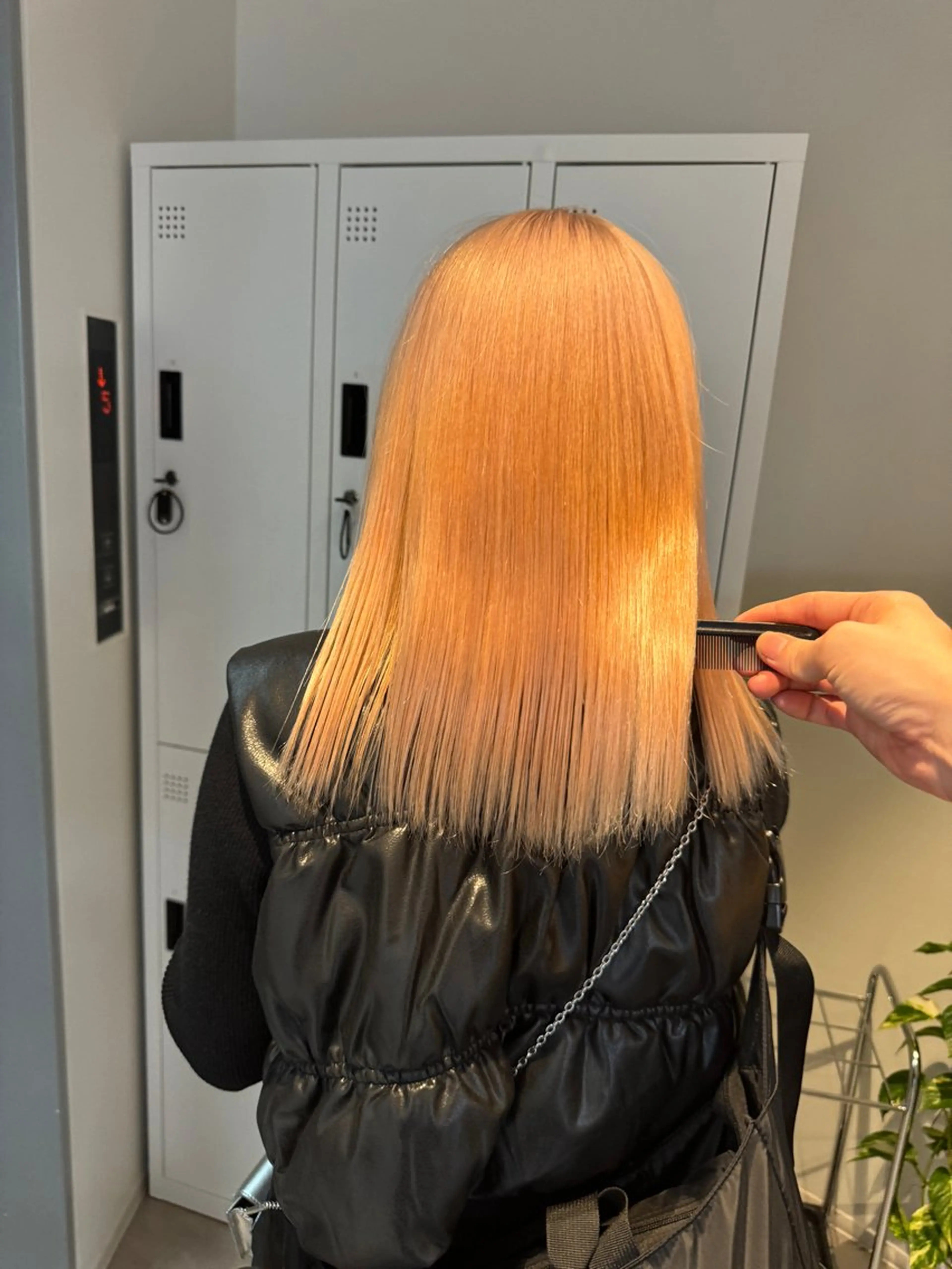 ミディアム カラー 切りっぱなしボブ レイヤー/縮毛矯正のヘアスタイル