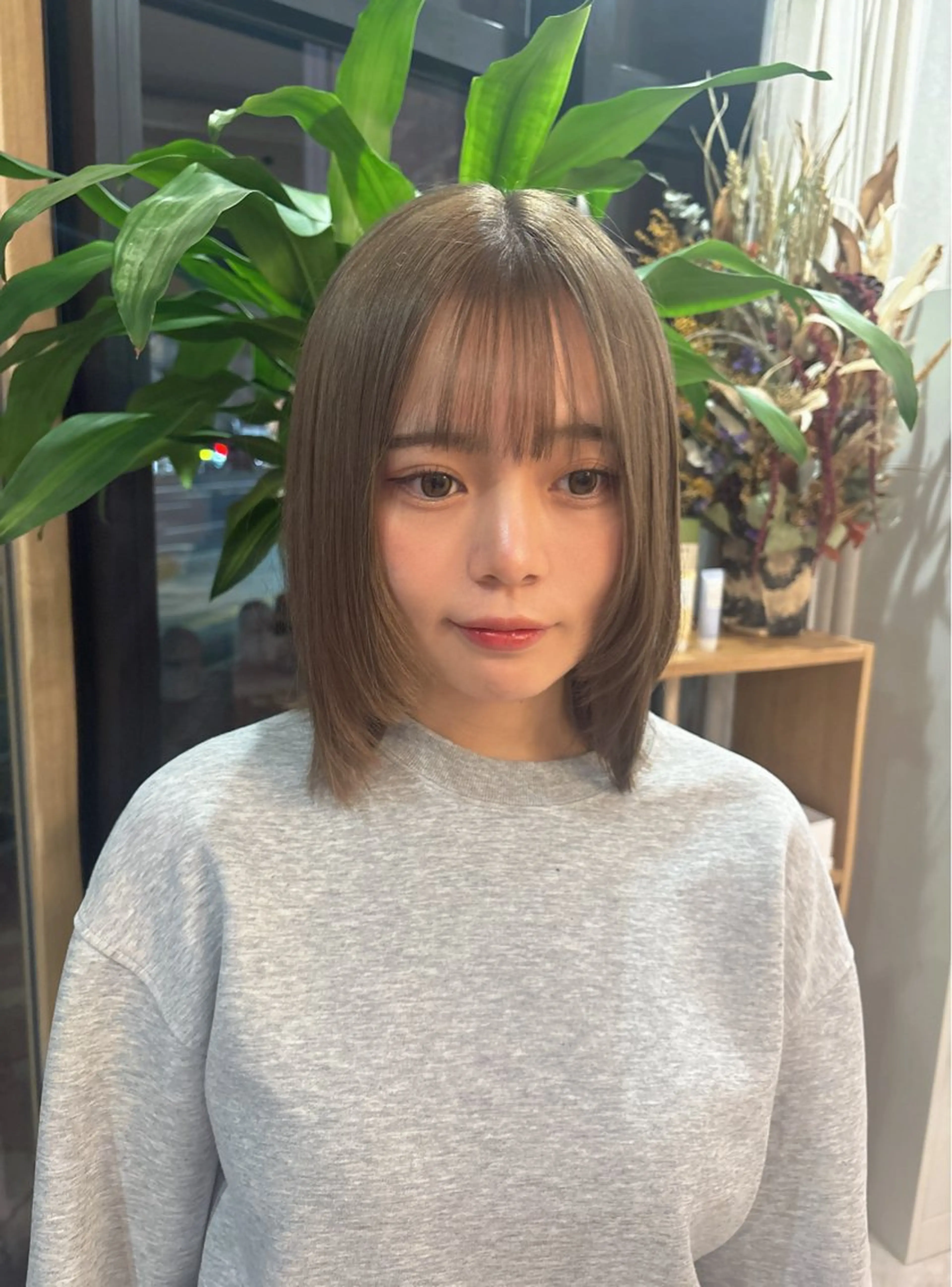 ミディアム ミディアムレイヤー レイヤーカット 西田 朋華のヘアスタイル