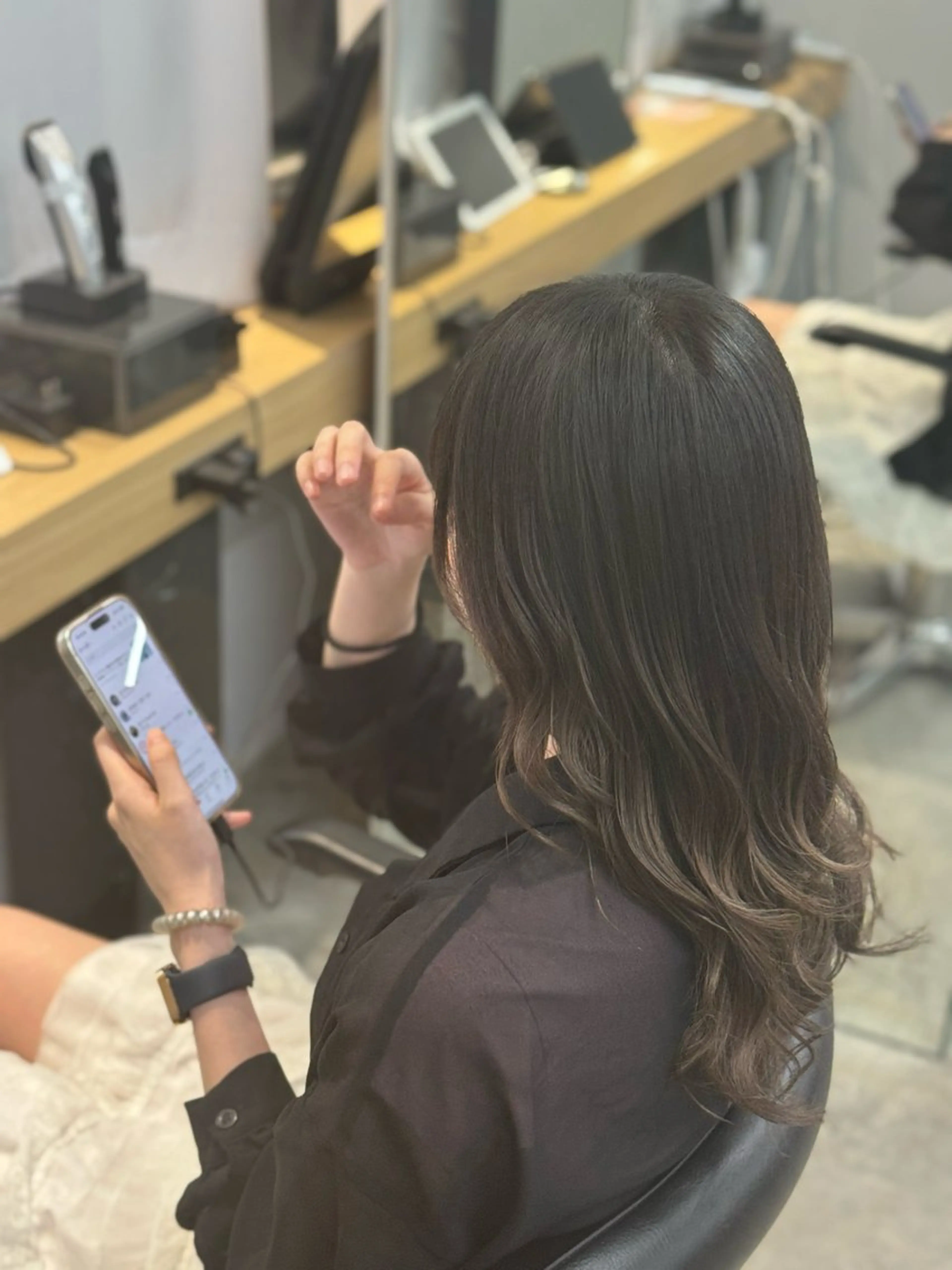 セミロング ヘアカラー leo/ロング／ レイヤーカット⛈️のヘアスタイル