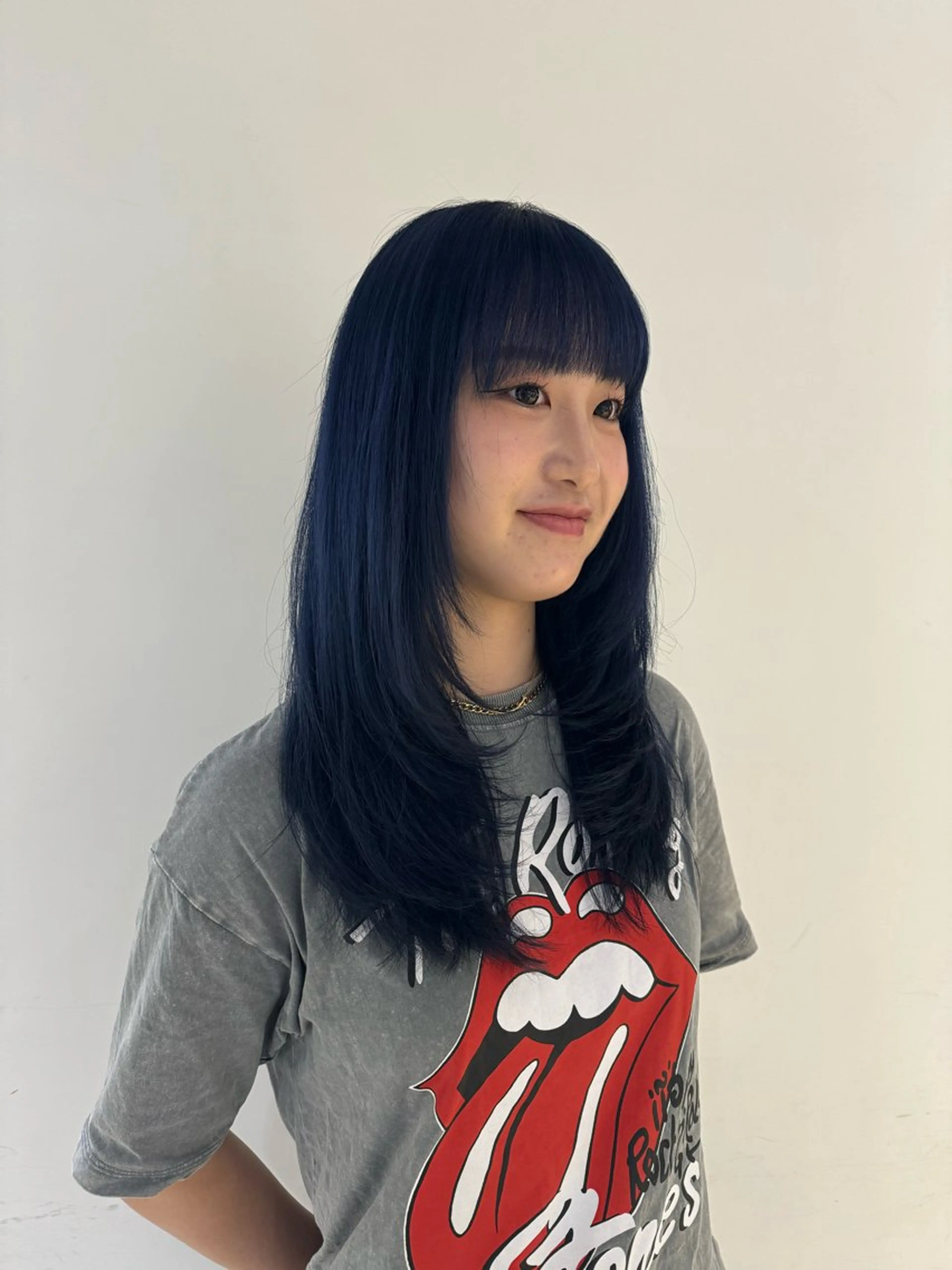 セミロング 黒染め落とし ムラ修正　ハイトーンのヘアスタイル