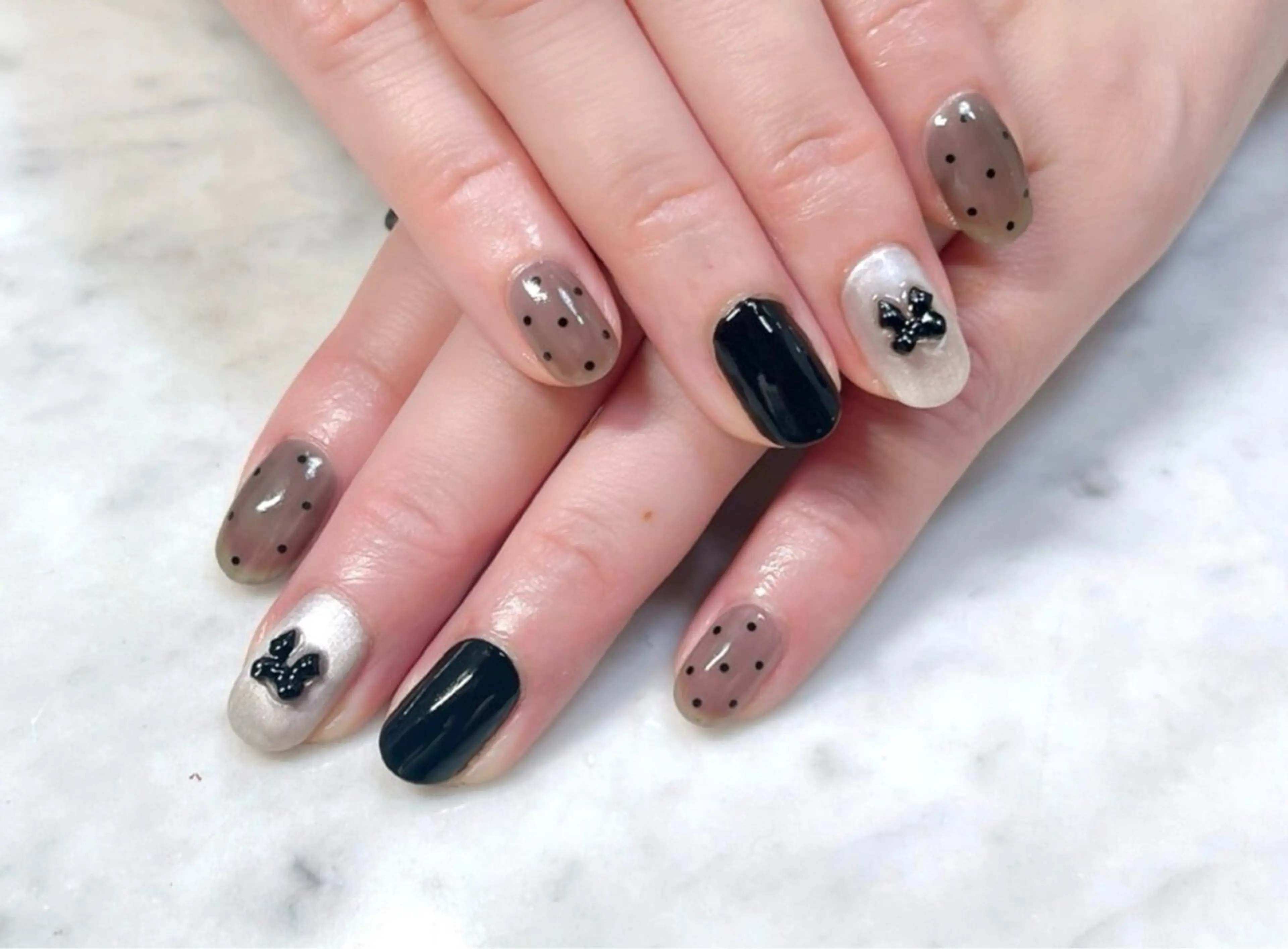ネイル アートネイル ドット リボン ハンドネイル CHICnail🪽 /目黒/パラジェルのネイルデザイン