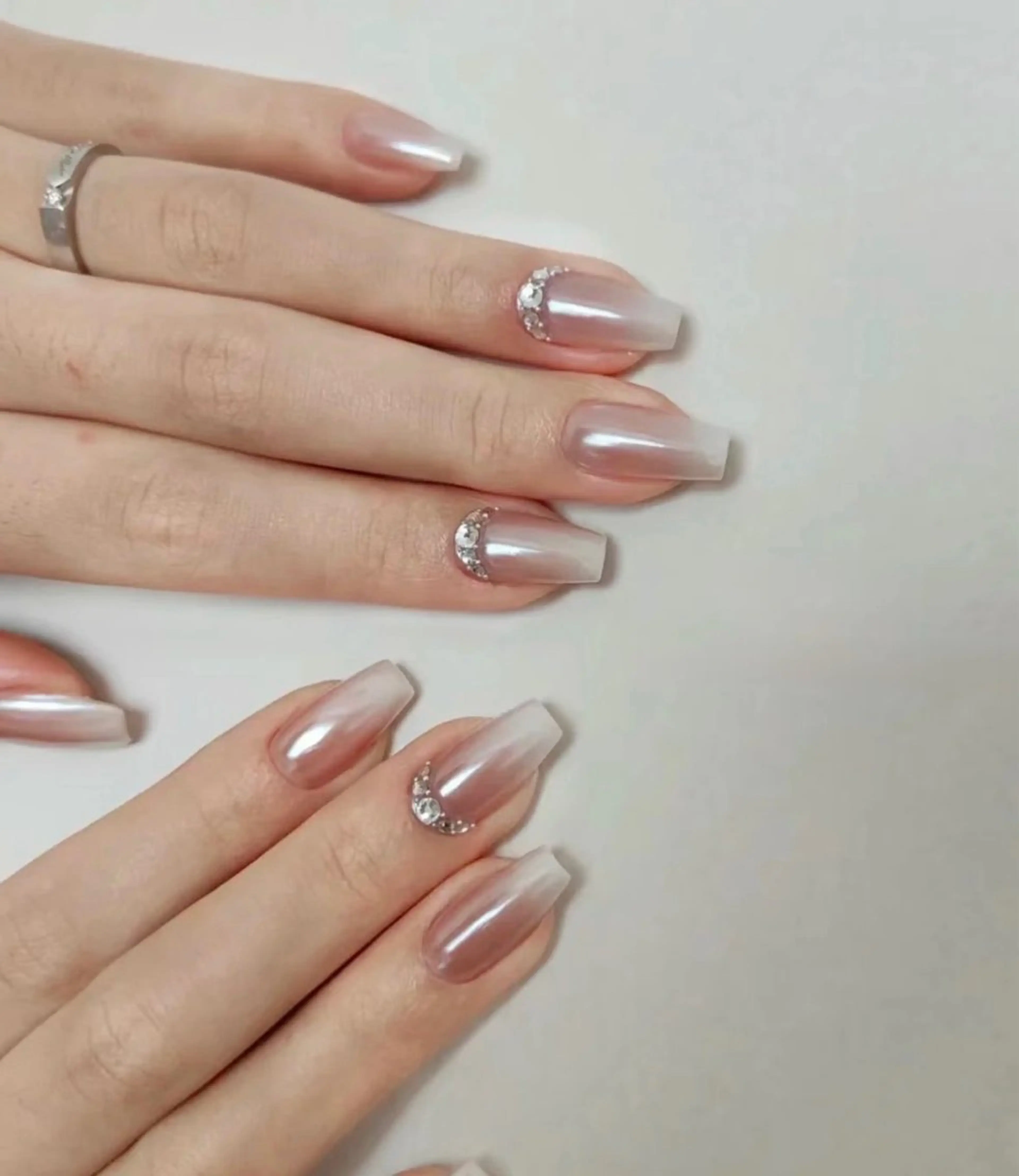 ネイル フレンチネイル ジェルネイル ガーリー グラデーション キラキラネイル Liora nail スカルプ専門店のネイルデザイン