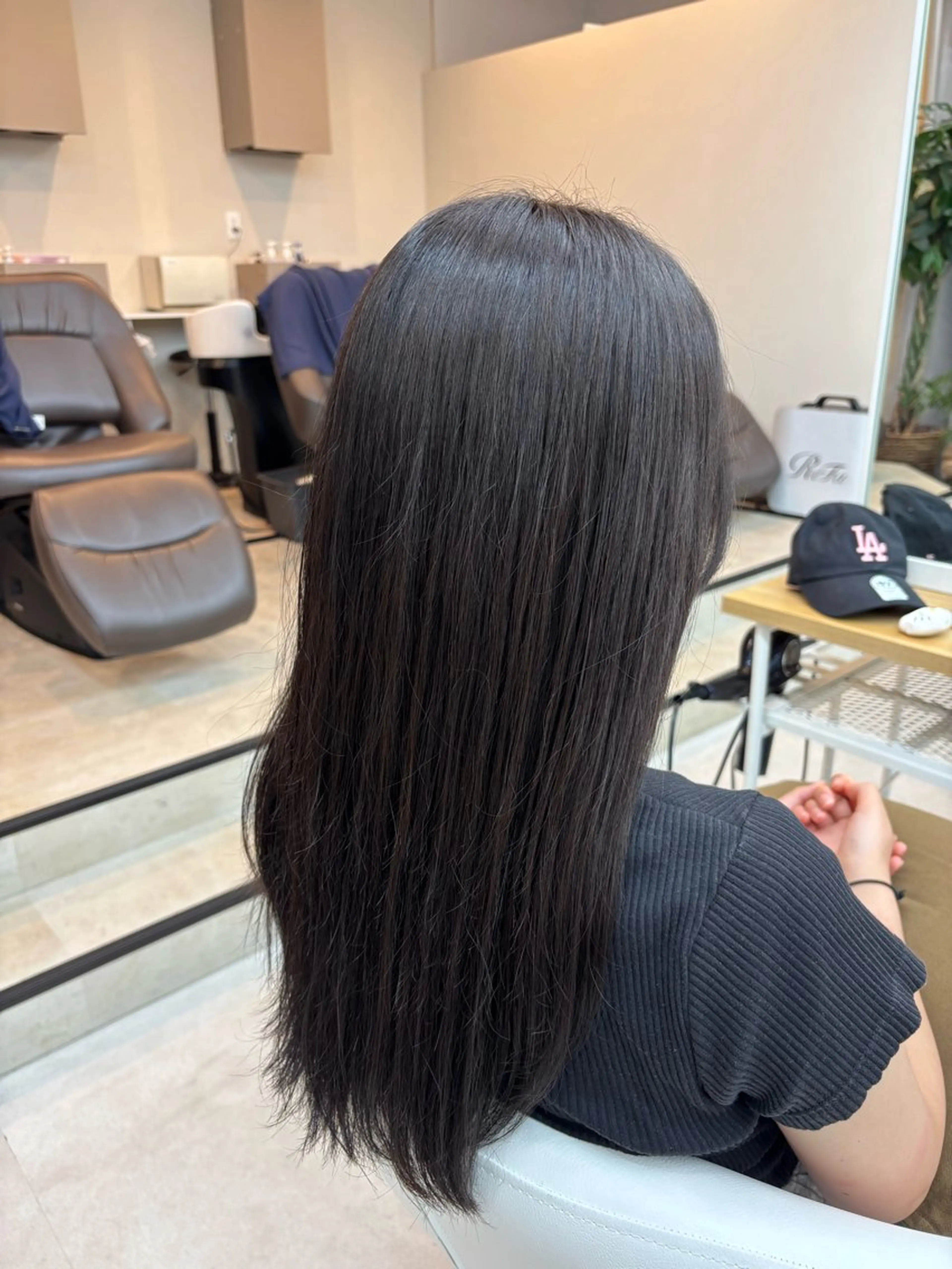 ロング カラー ブリーチ 透明感カラー グレージュ ブリーチなしカラー オリーブグレージュ 𝗆𝗂𝗒𝗎 🐈‍⬛🎀のヘアスタイル