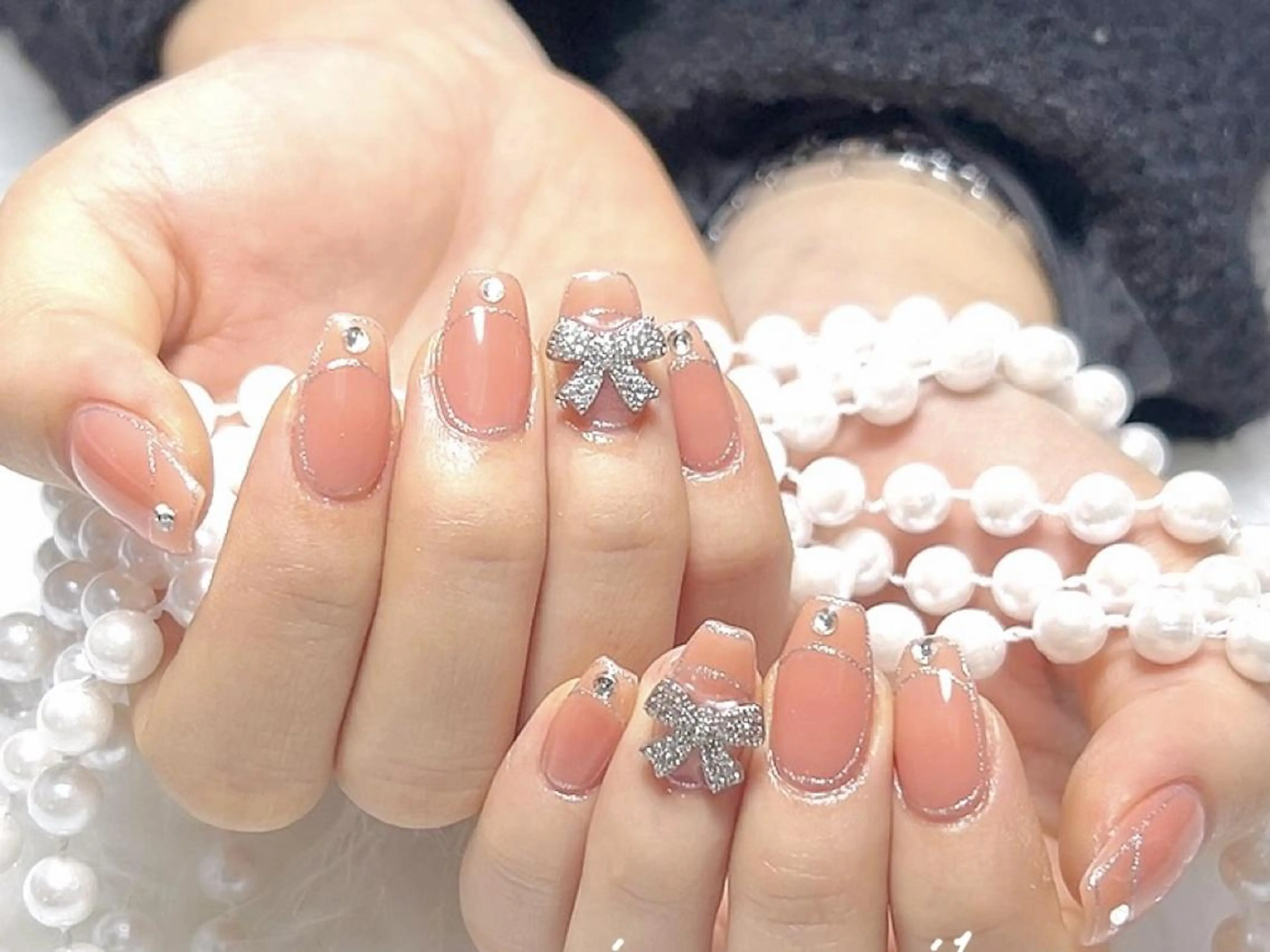 Hand🌟ソフトジェルオフ初回無料ケア込み🌟ワンカラー∔アート／大きいパーツ2本の写真