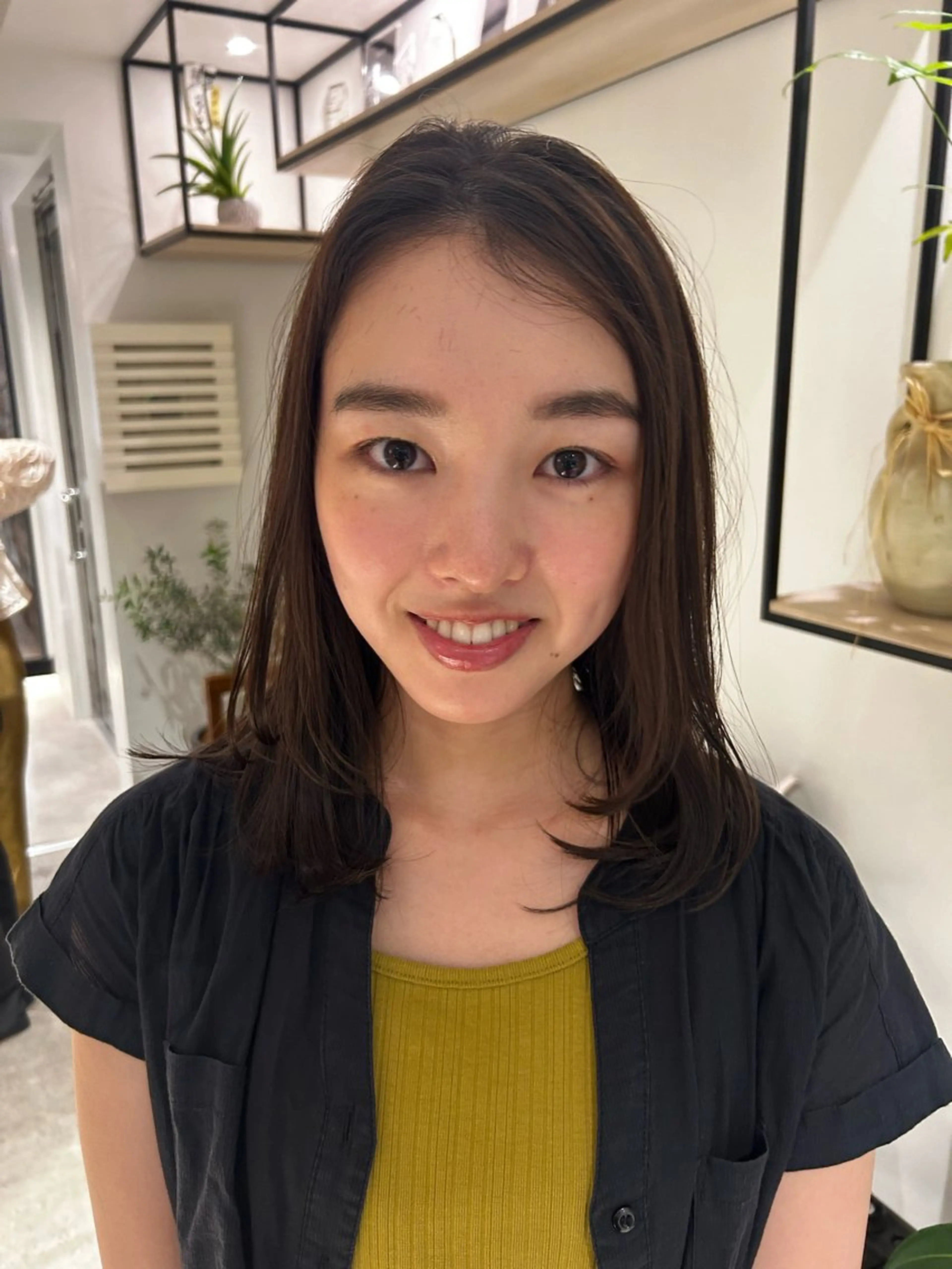 セミロング レイヤーカット 暖色カラー 奥村陽花のヘアスタイル