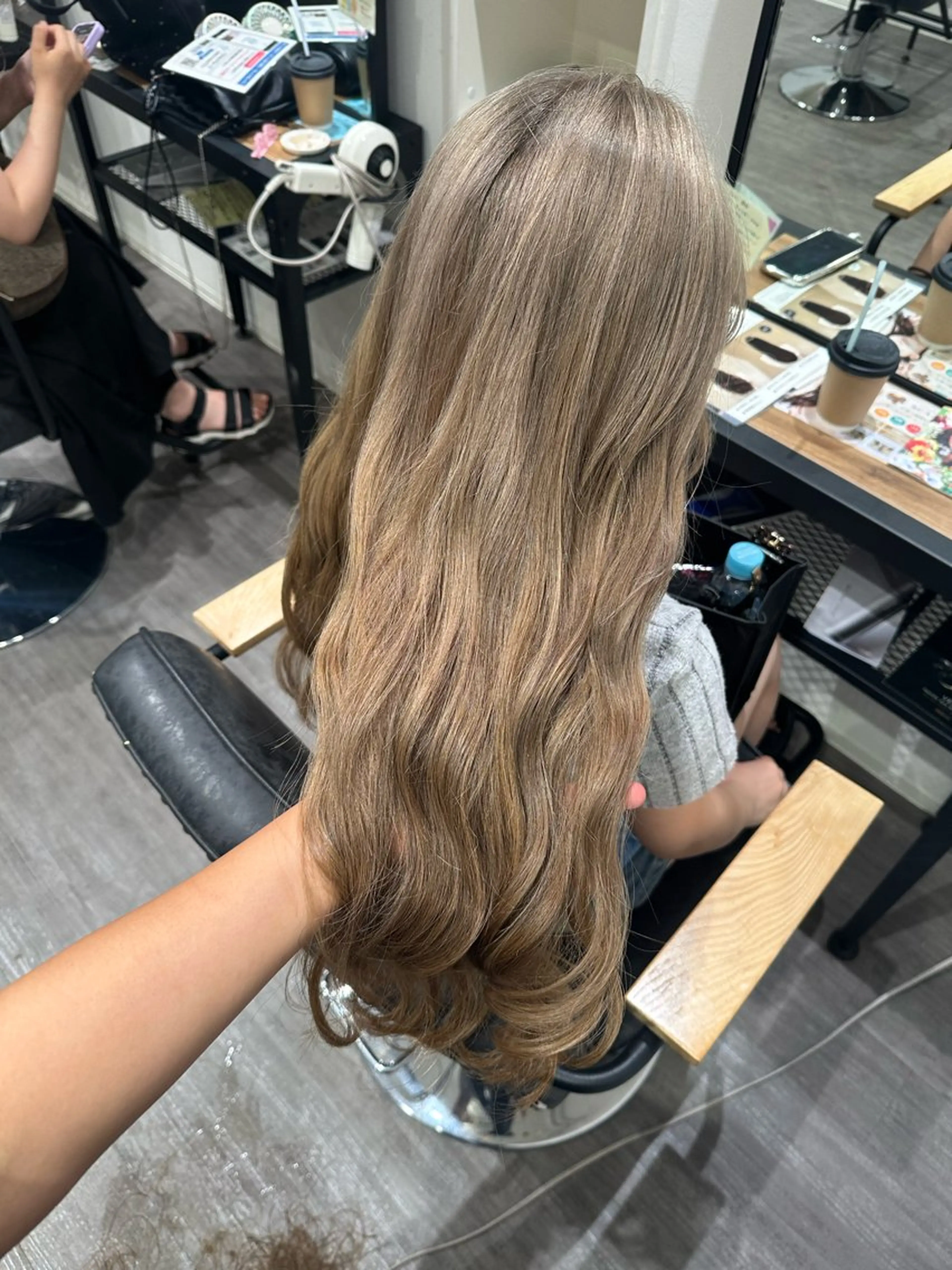 ロング カラー グレージュ ミルクティーグレージュ 艶髪レイヤー上田 紗也🇰🇷💗のヘアスタイル