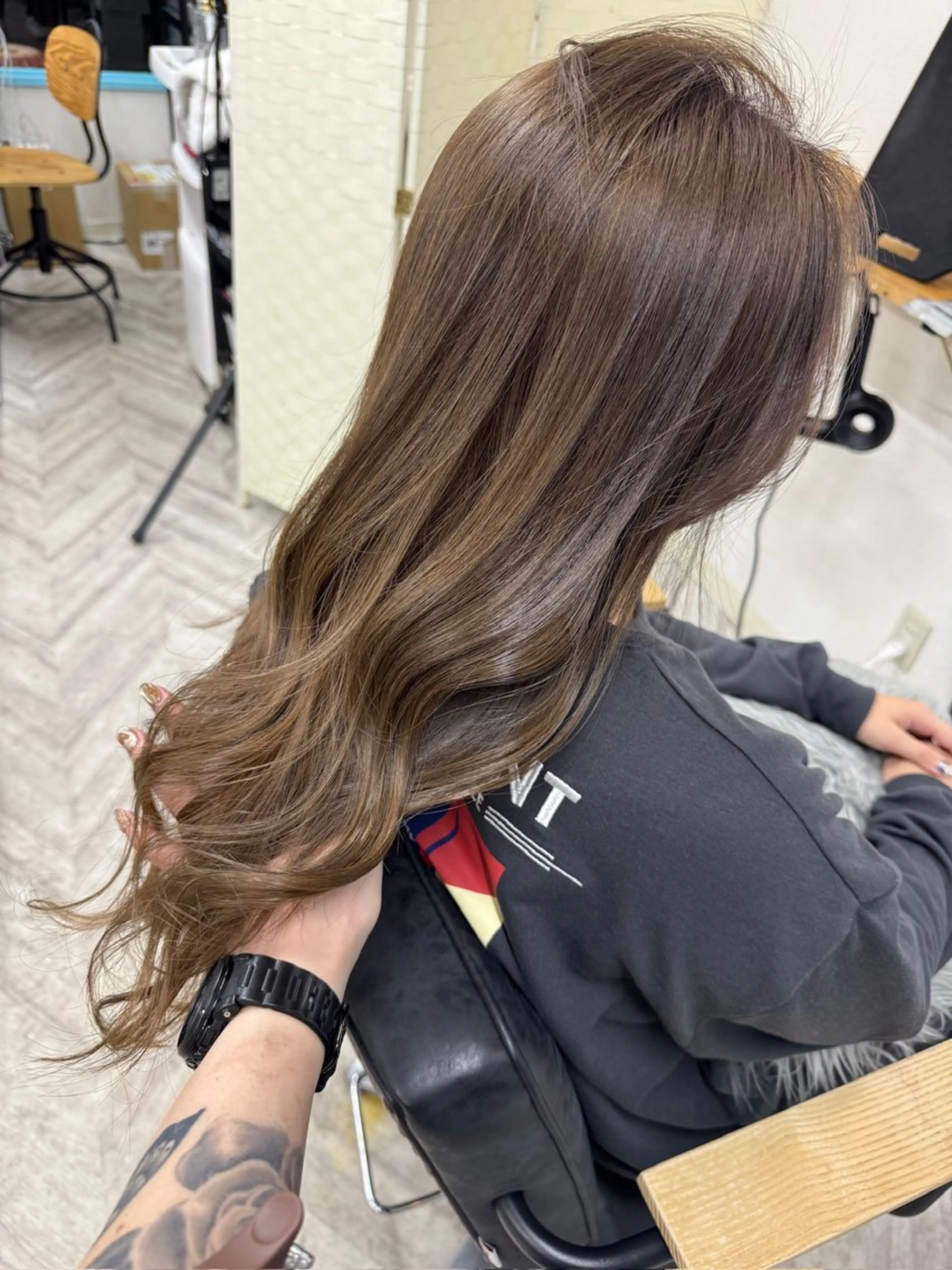 ロング カラー ブラウンカラー くすみブラウン YU MAのヘアスタイル