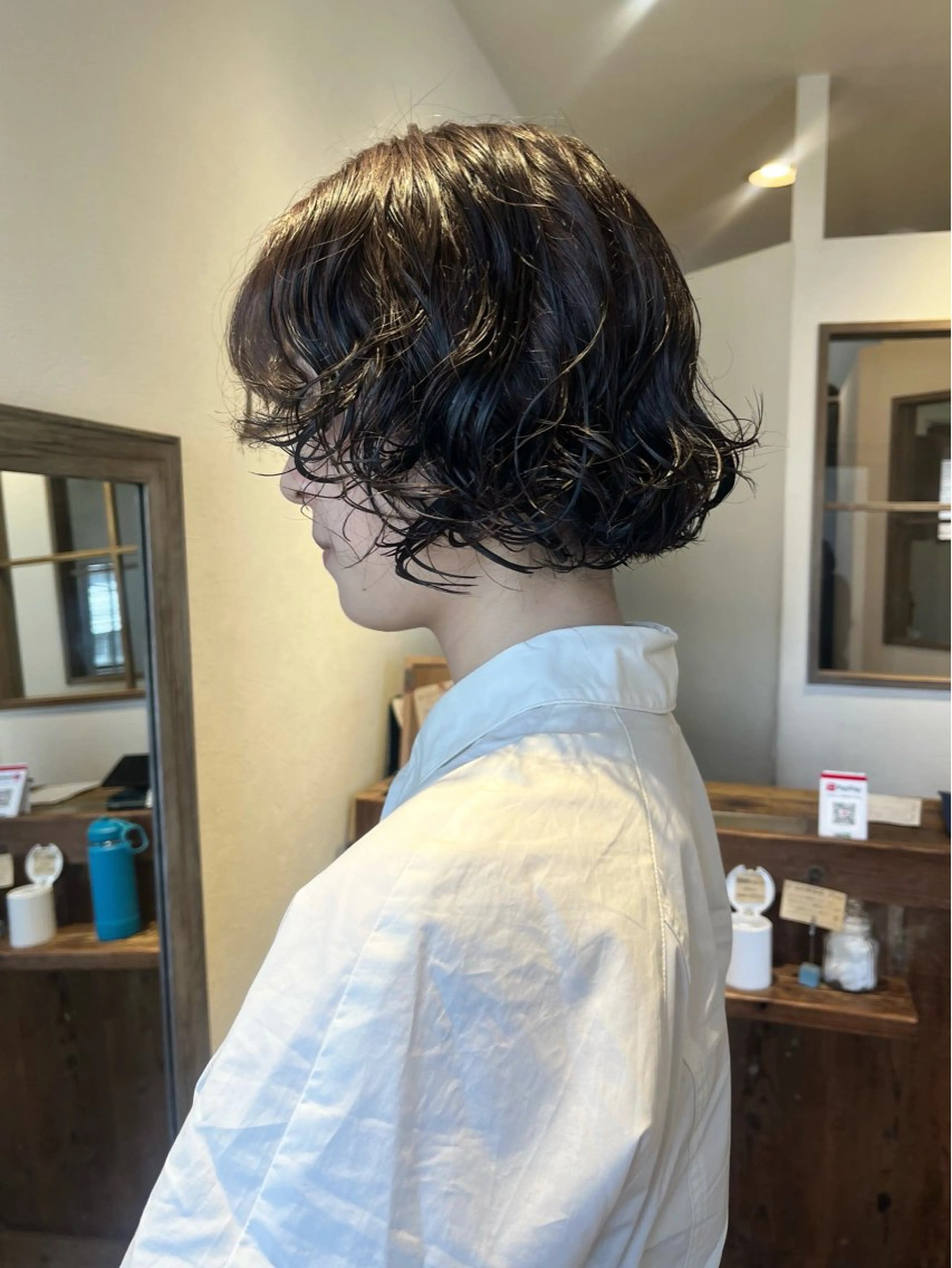 ショート カラー パーマ 透明感カラー ラベンダーカラー ボブ レイヤーカット カット ヘアカラー パーマ トリートメント 上品な暖色/丸みボブ Chie🪷のヘアスタイル
