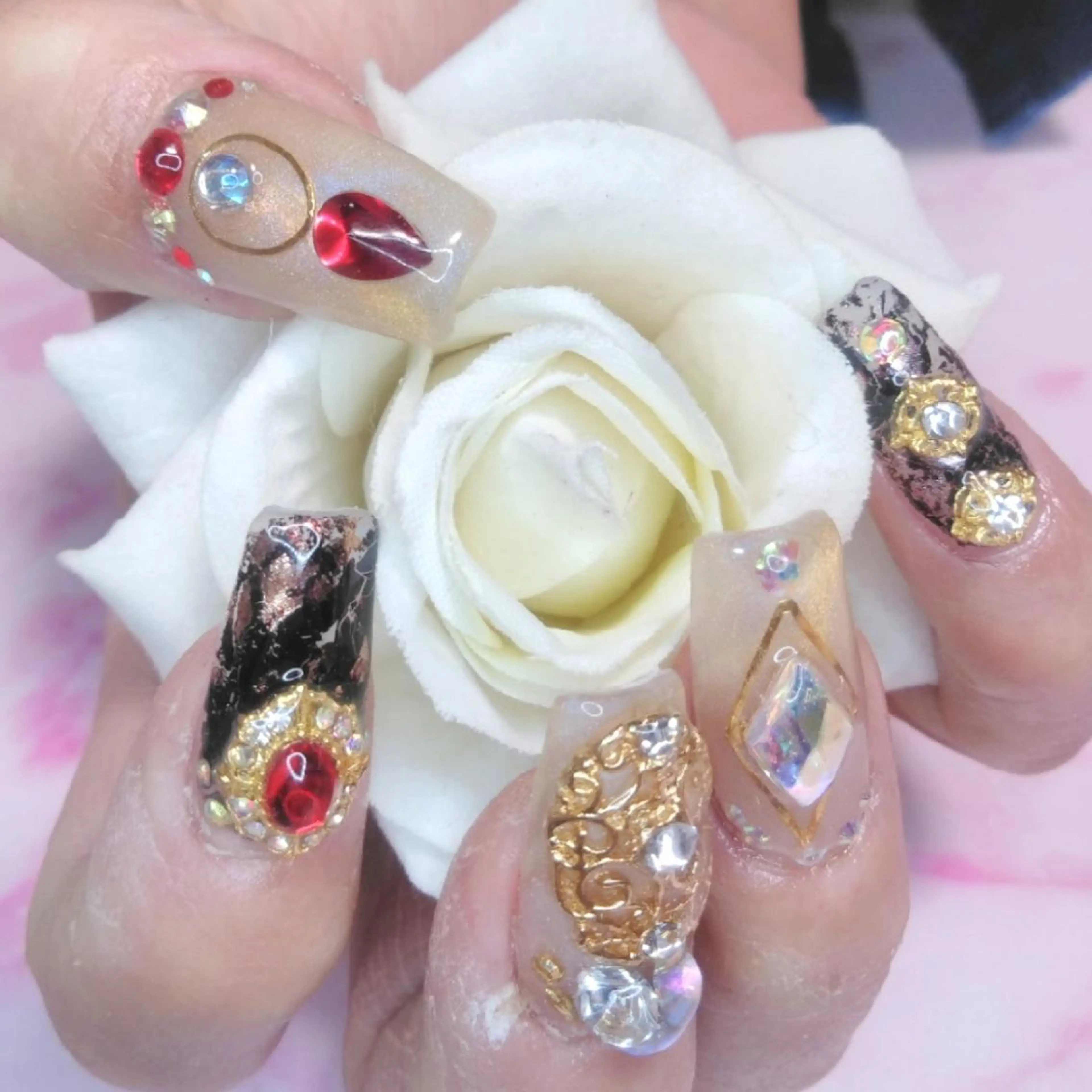 ネイル エステとネイル ローズコンフォートのネイルデザイン