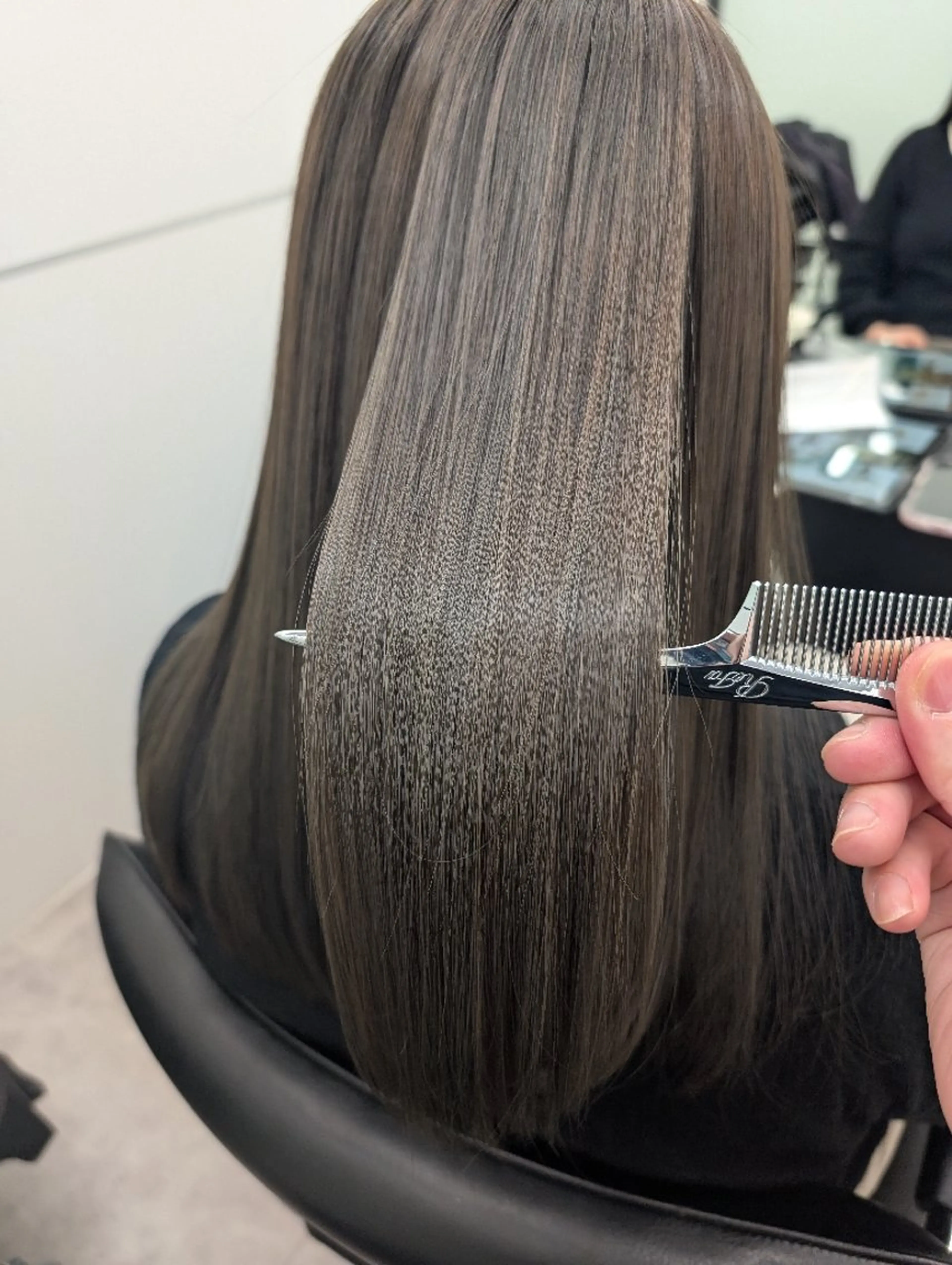 ロング 艶髪／オリーブ系／ 肌が綺麗に見えるお色のヘアスタイル