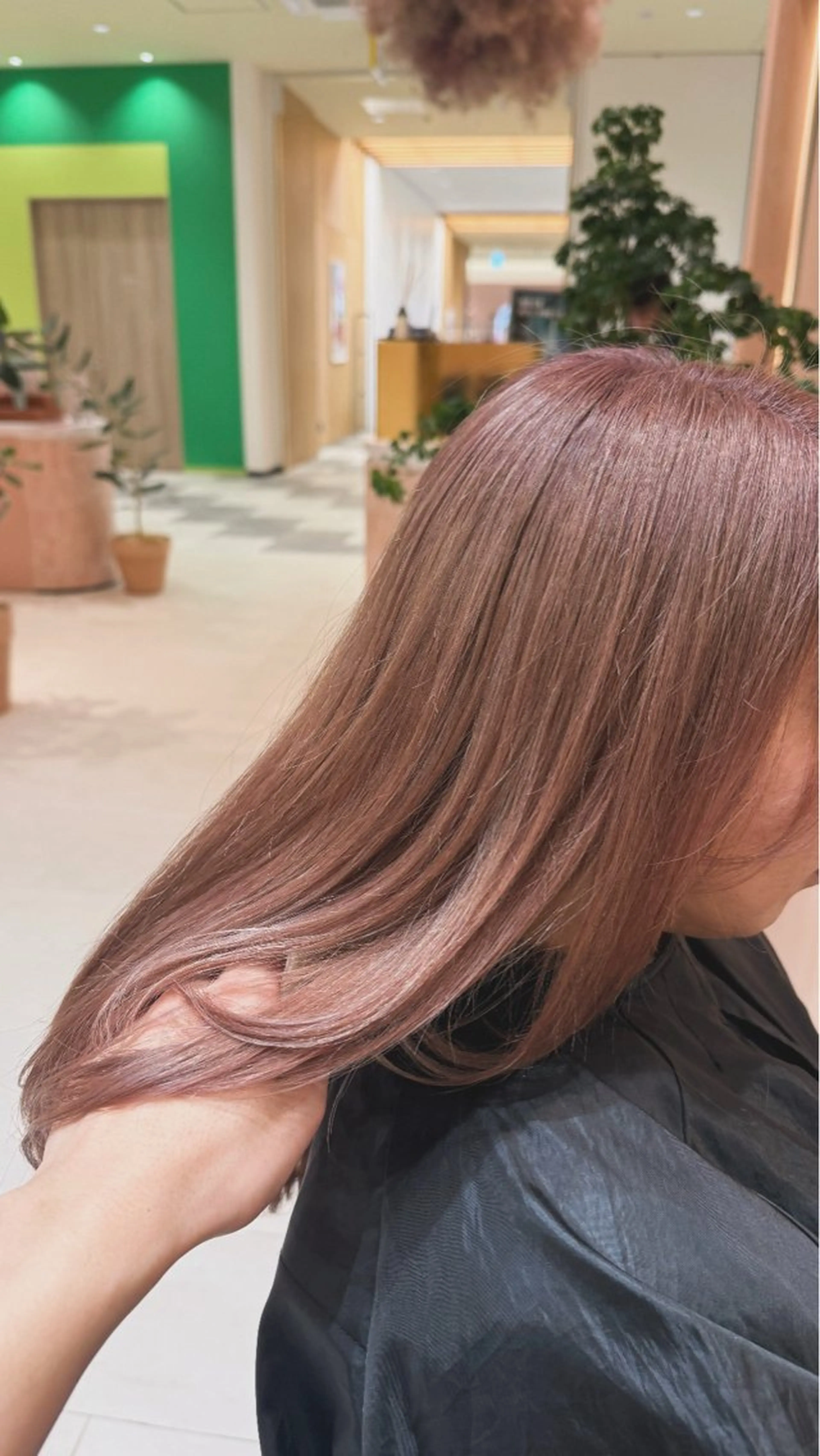 セミロング カラー ベージュカラー ピンクカラー ピンクベージュ ヘアカラー 🌏tricot AVEDA 上地のヘアスタイル