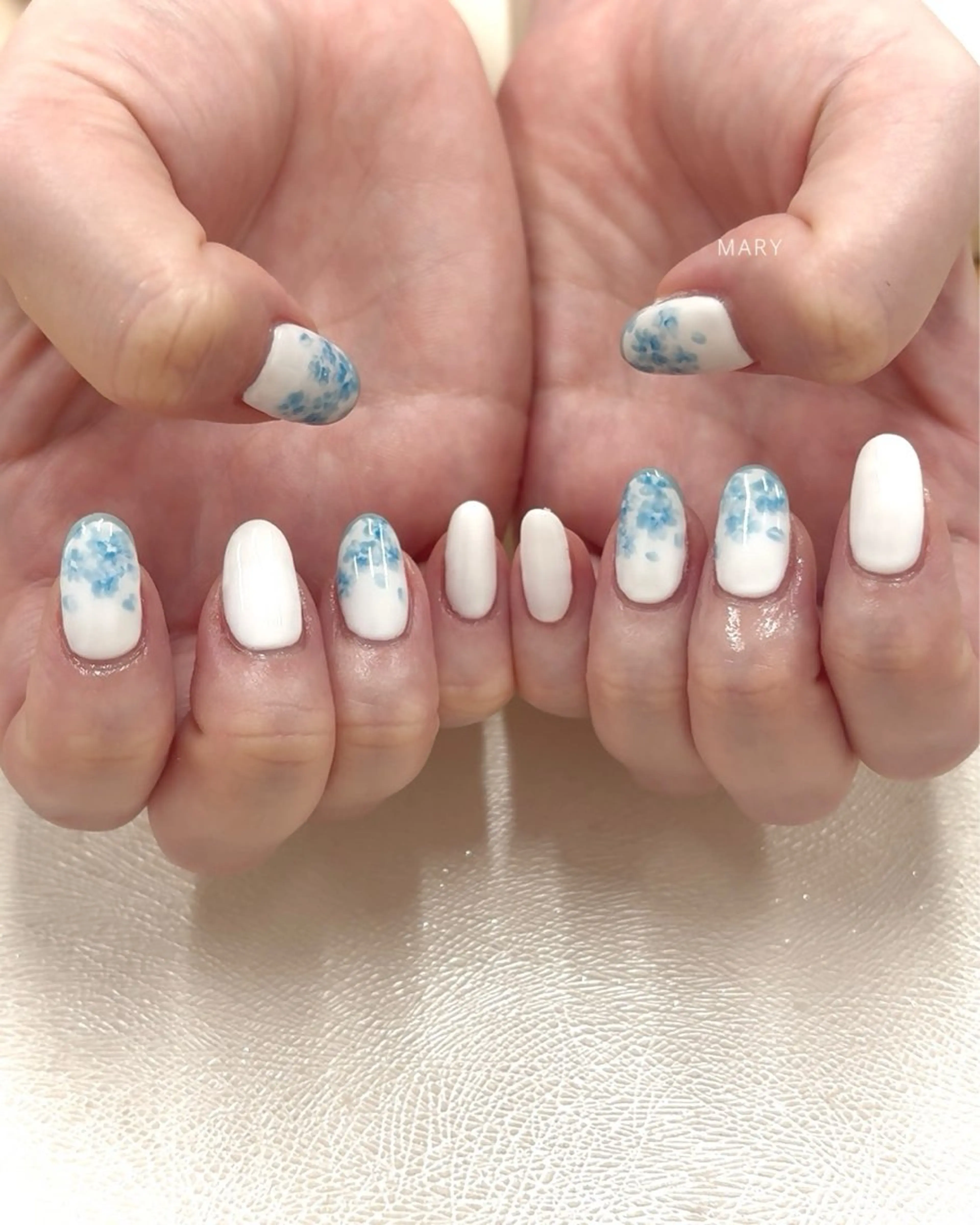 ネイル アートネイル フラワーネイル 水色 ニュアンスネイル 春ネイル ハンドネイル Mary nail .narumiのネイルデザイン