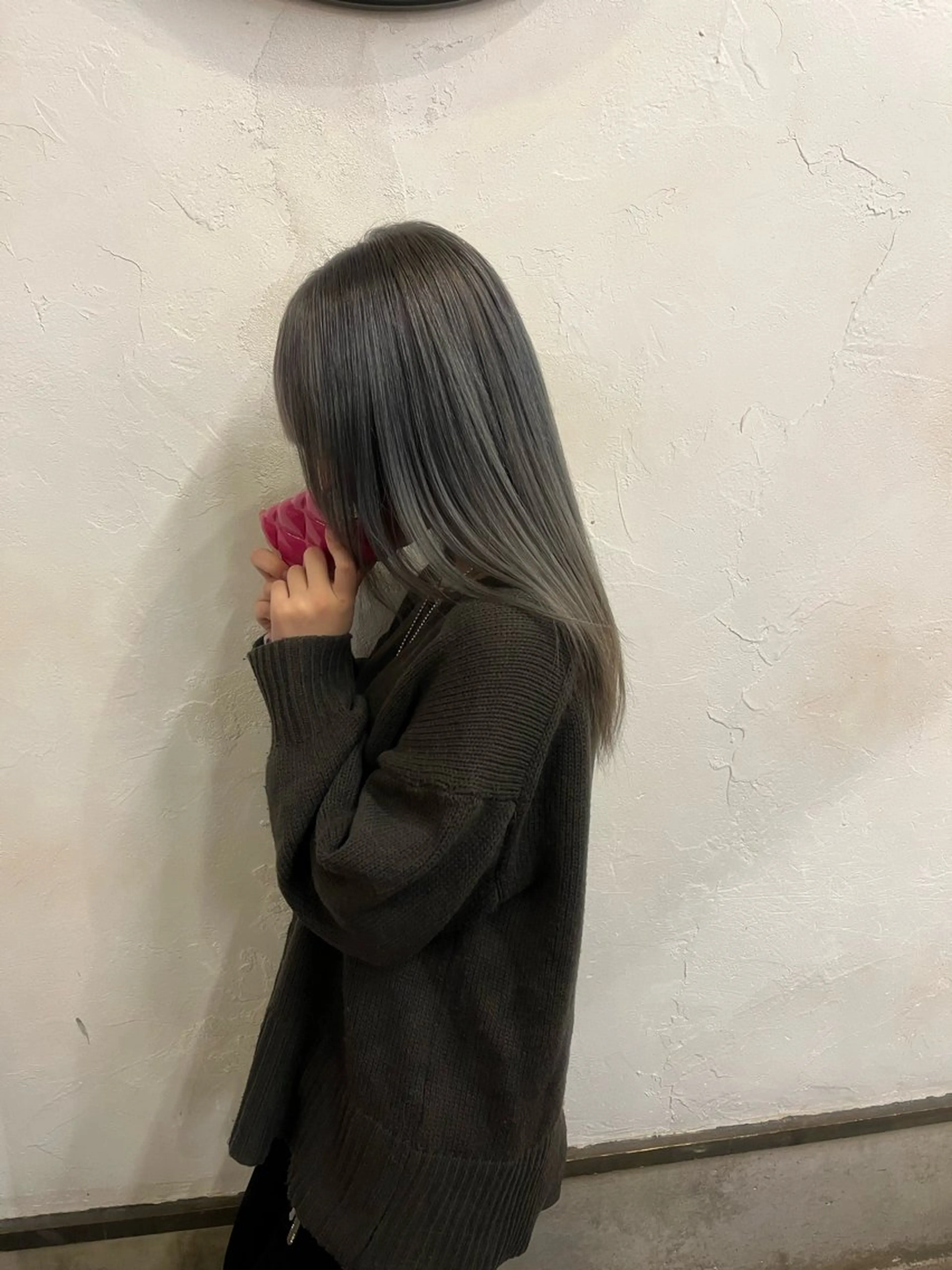 ロング カラー ブリーチ ダークグレー 糸賀 蒼天のヘアスタイル