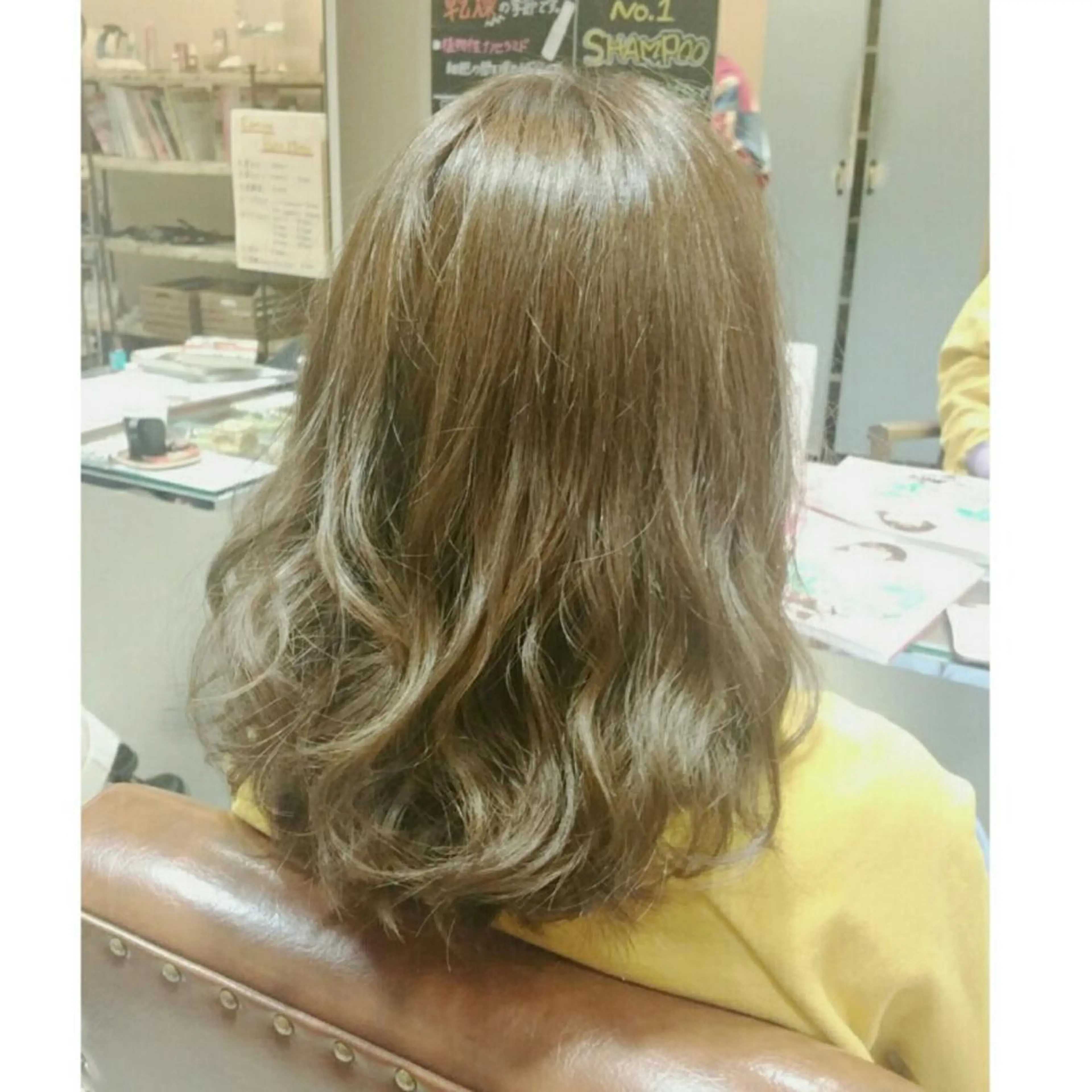 セミロング カラー イルミナカラー トリートメント ショートヘア💫 ハイトーン西田拓馬のヘアスタイル