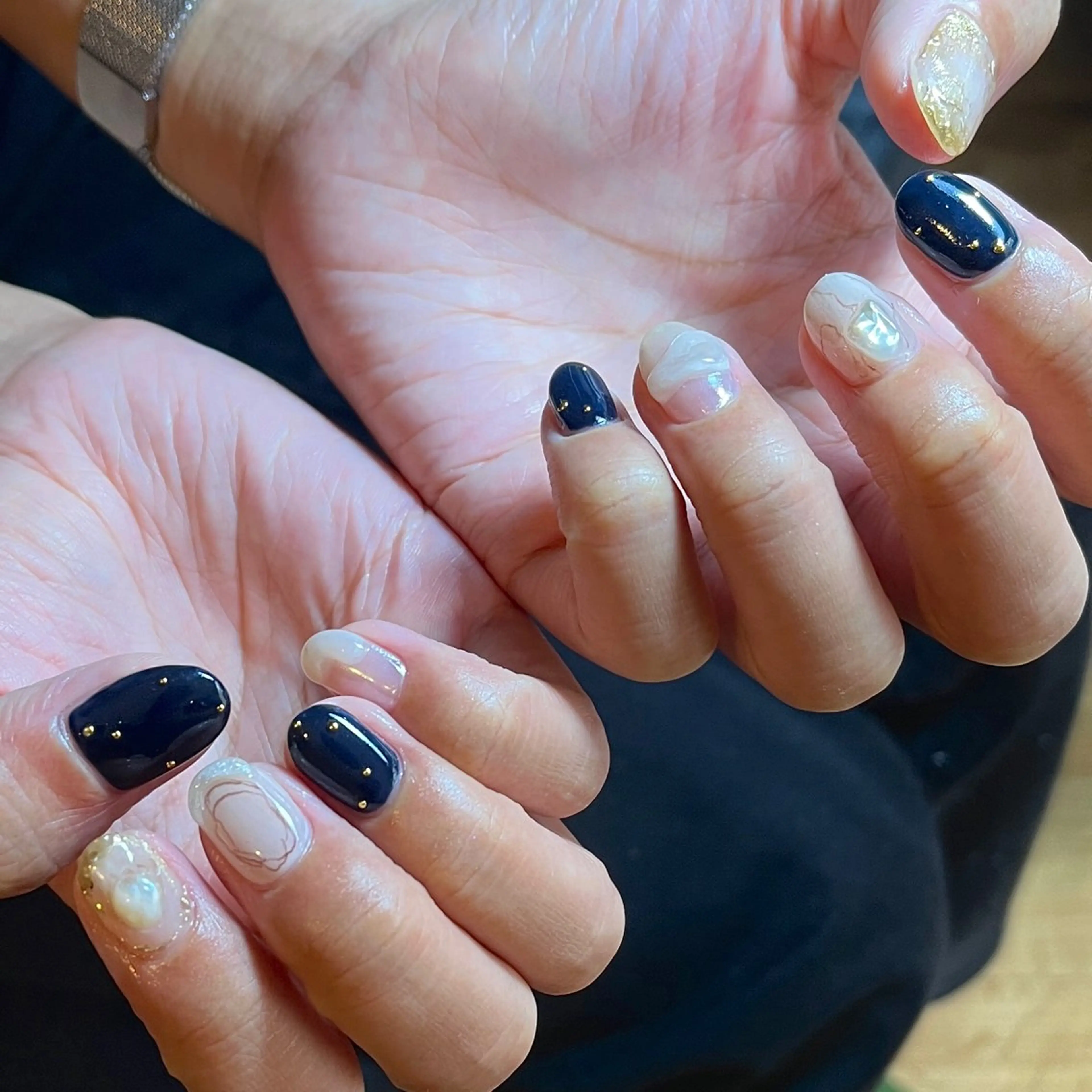 ネイル ネイビー ニュアンスネイル ホワイト フリーランス¨̮⃝ ネイリストOKADAのネイルデザイン