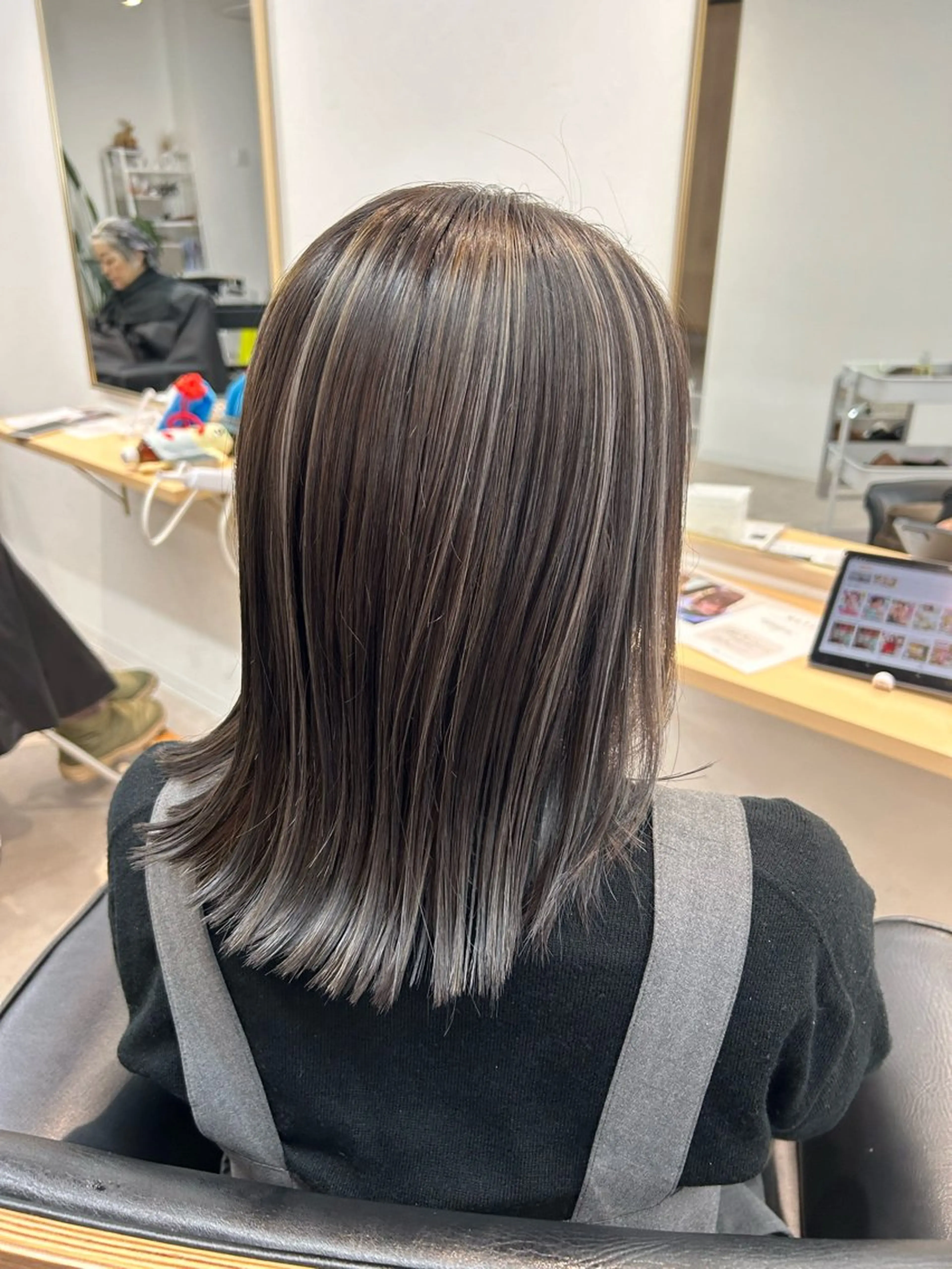 ミディアム カラー グレージュ ハイライトカラー ボブ ハイライト カット ヘアカラー トリートメント 艶カラー/レイヤー/ ハイトーン/まなみのヘアスタイル