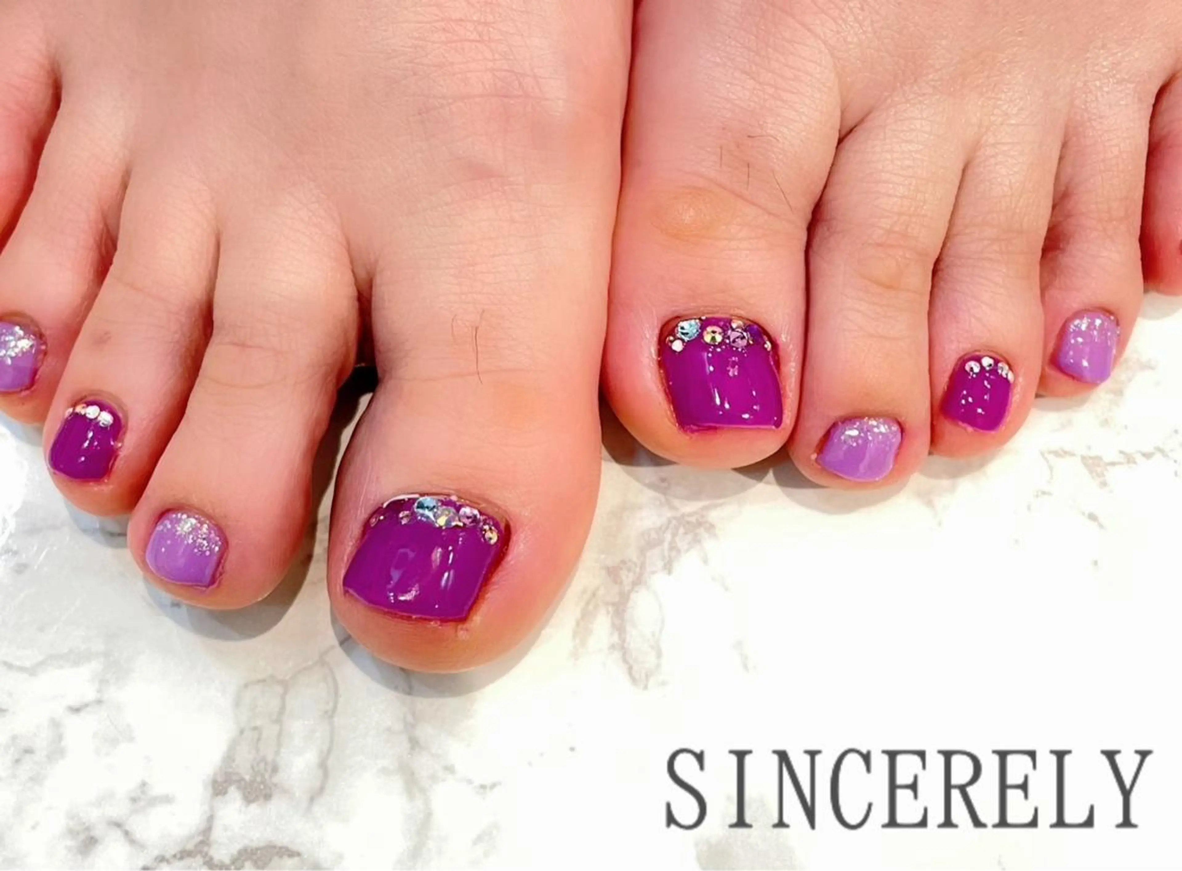 ネイル フットネイル SINCERELY シンシアリー🌈のネイルデザイン