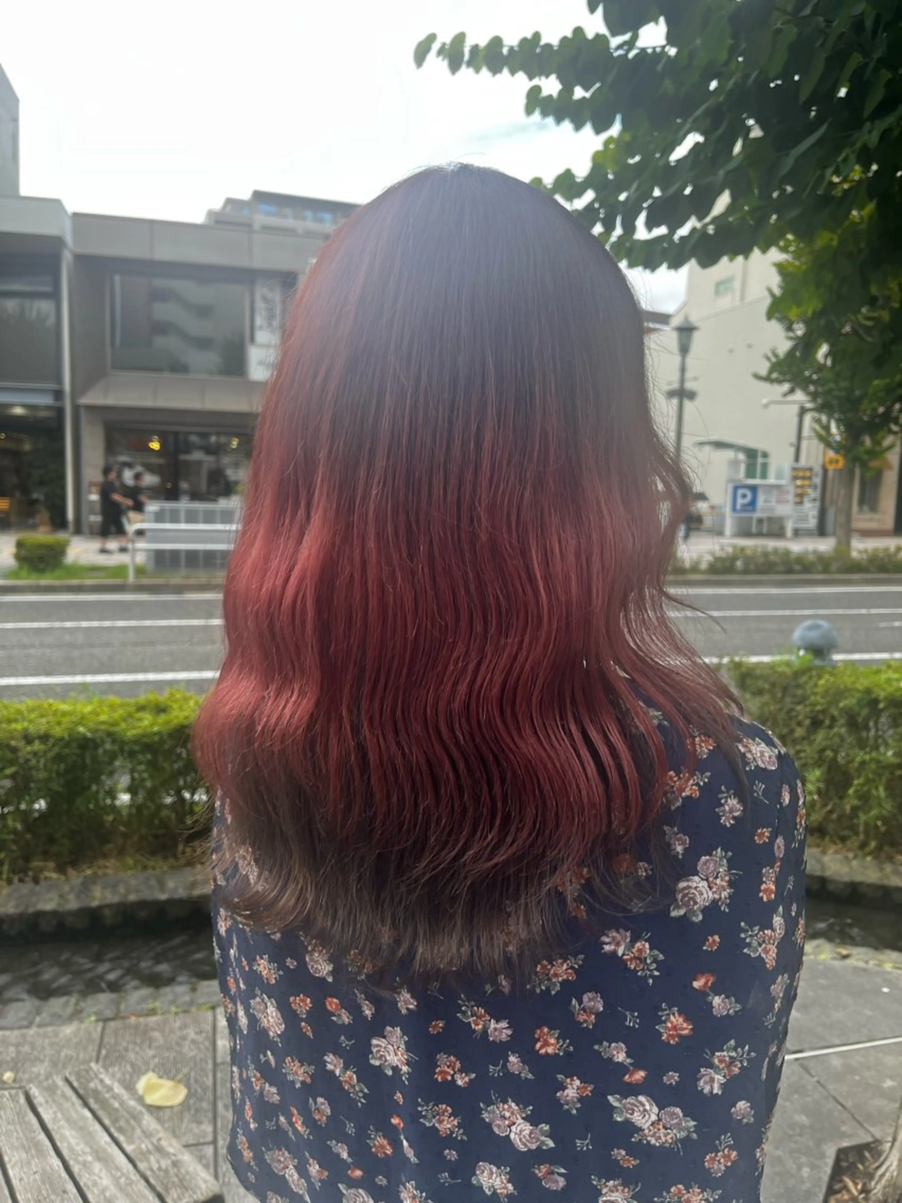 ミディアム カラー アッシュ ブリーチ ブルーカラー カシス デザインカラー ヘアカラー トリートメント ななる ／モデル様募集中‼️のヘアスタイル