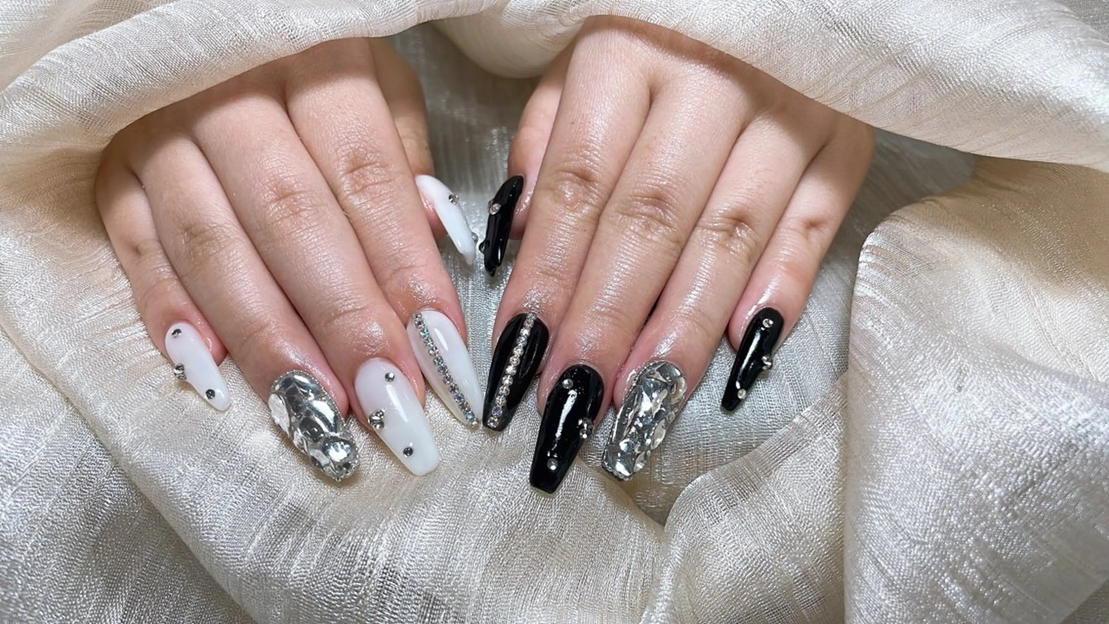 ネイル ハンドネイル ハンドケア モナ& あきのネイルデザイン