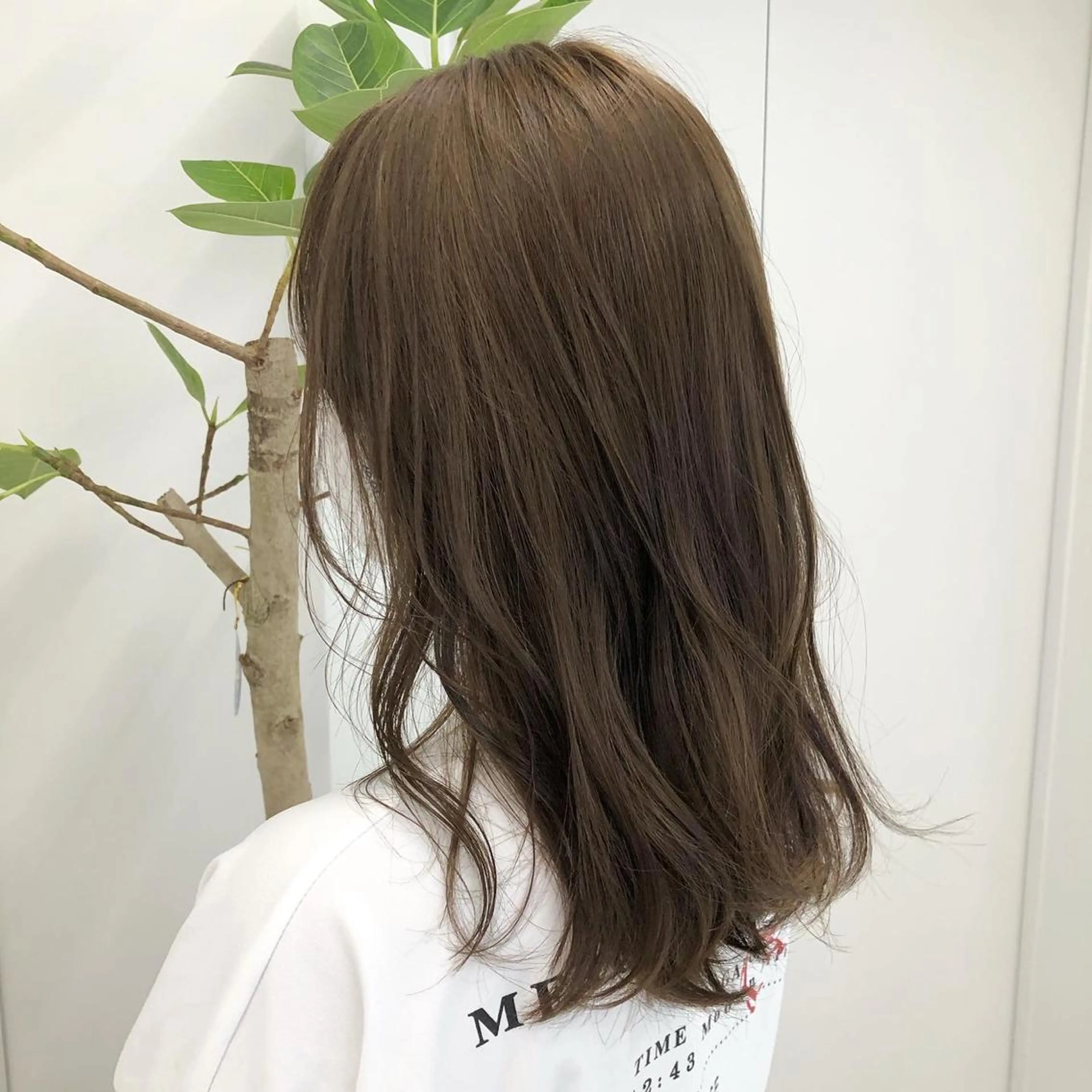 ミディアム カラー レイヤーカット 透明感カラーのヘアスタイル
