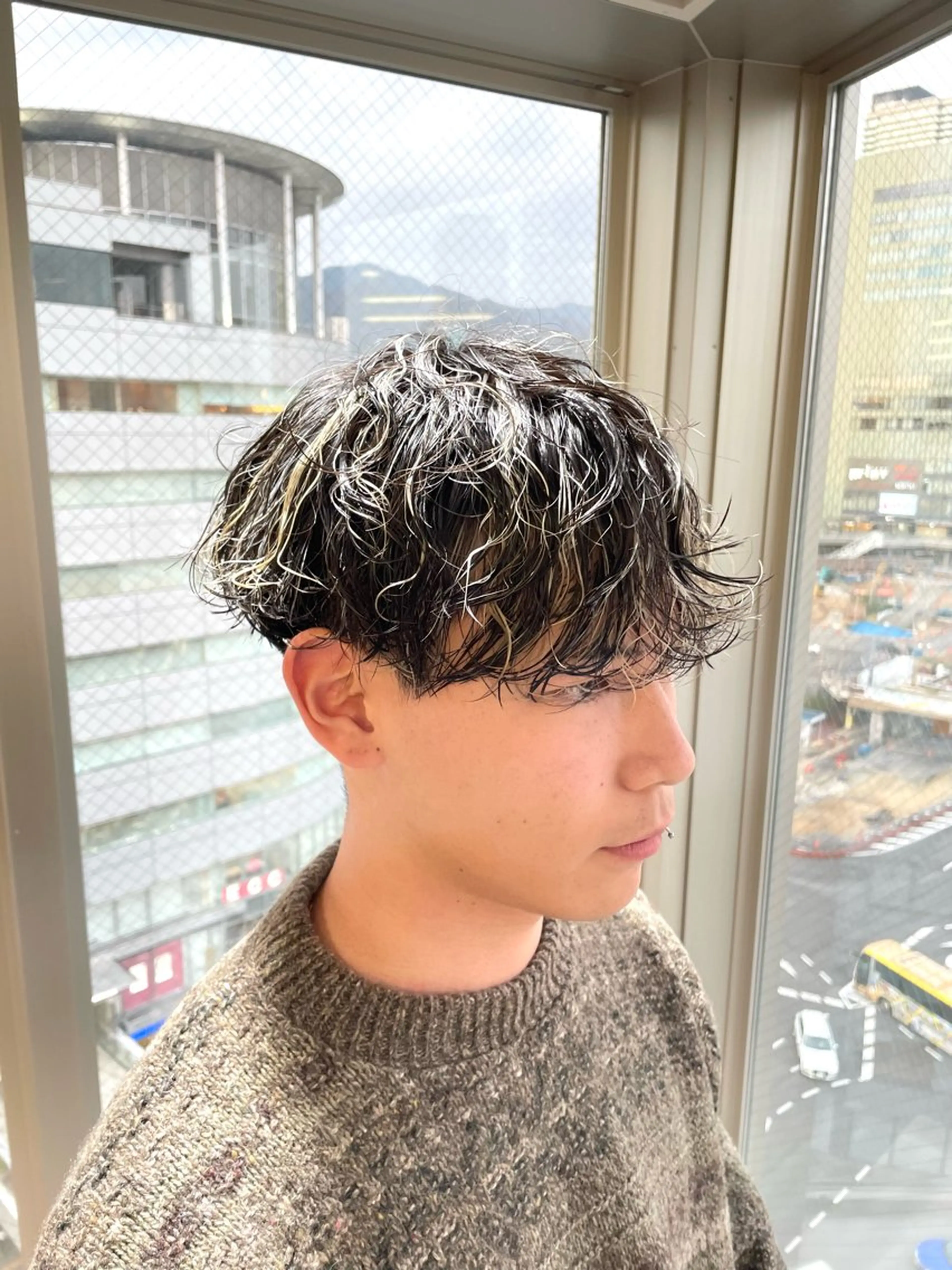 ミディアム カラー パーマ メンズ ミディアムパーマ メンズブリーチ メンズメッシュ メンズパーマ 波巻きパーマ カット ヘアカラー パーマ パーマ&ブリーチ /飯牟田/GEAR.のヘアスタイル