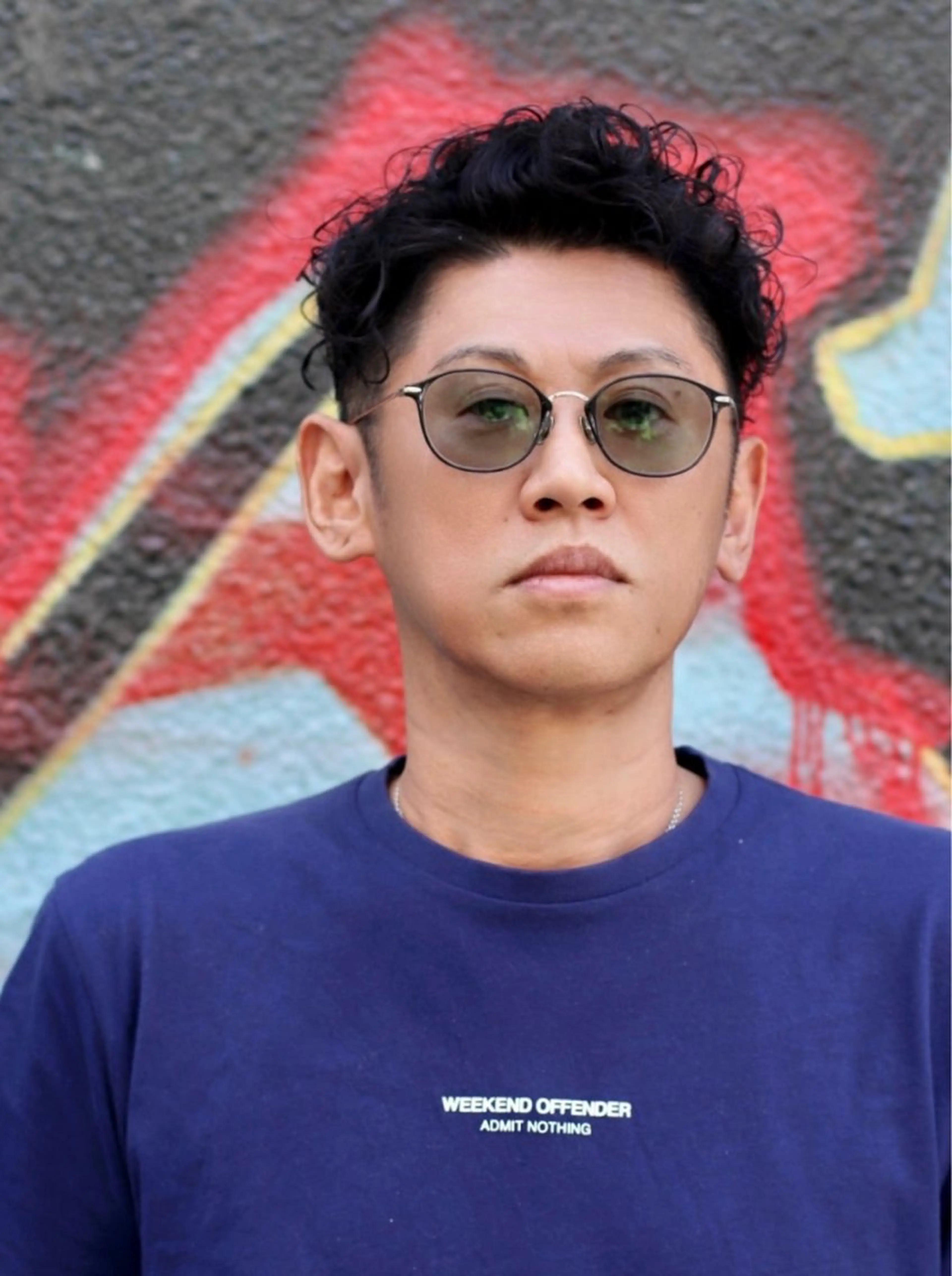 ショート メンズ フェードカット メンズパーマ メンズショート スペインカール ツーブロック 派手髪デザインカラー ヒロカのヘアスタイル