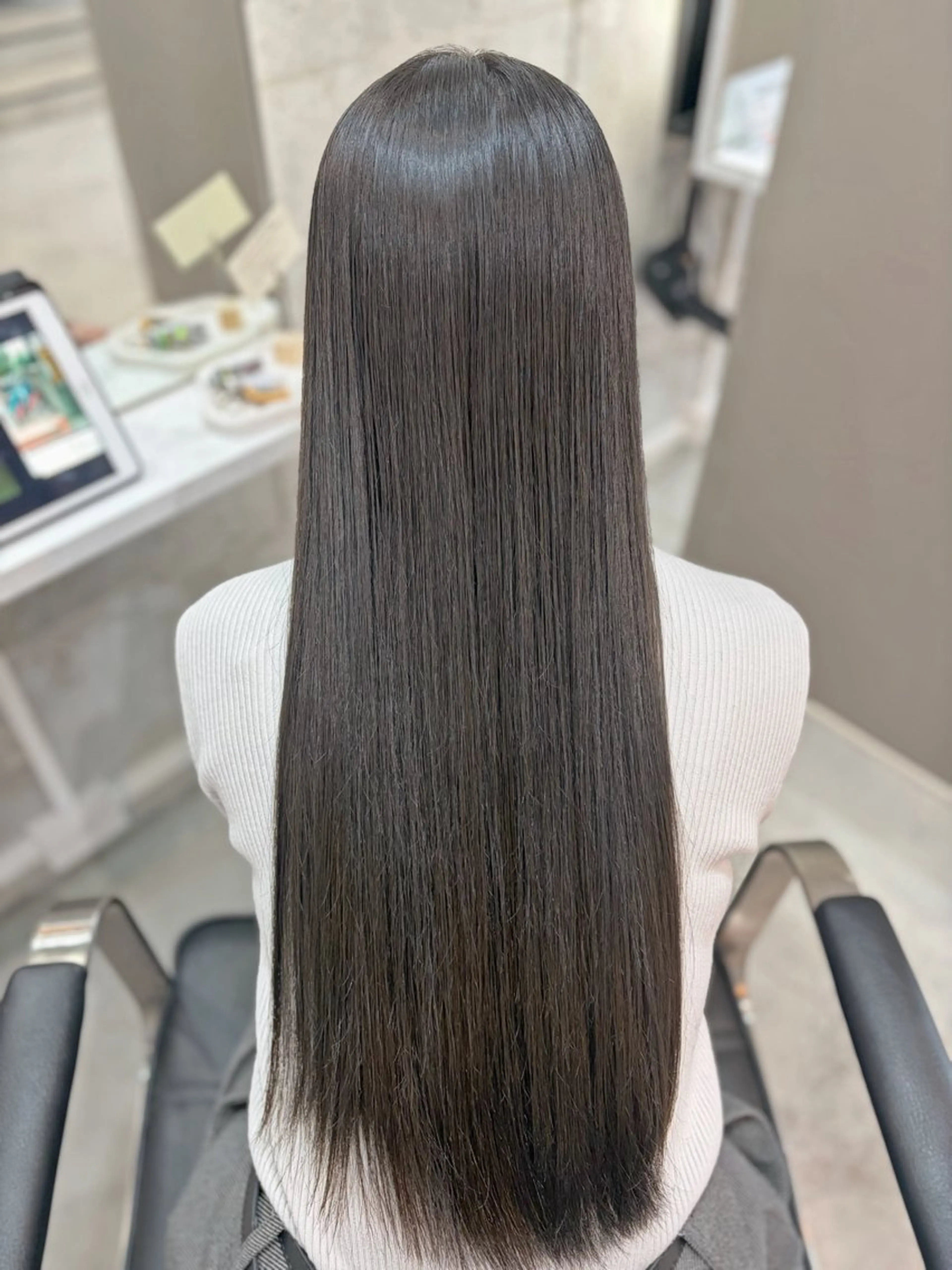 ロング カラー 透明感カラー ダークグレー ロング ヘアカラー 池田 華怜のヘアスタイル