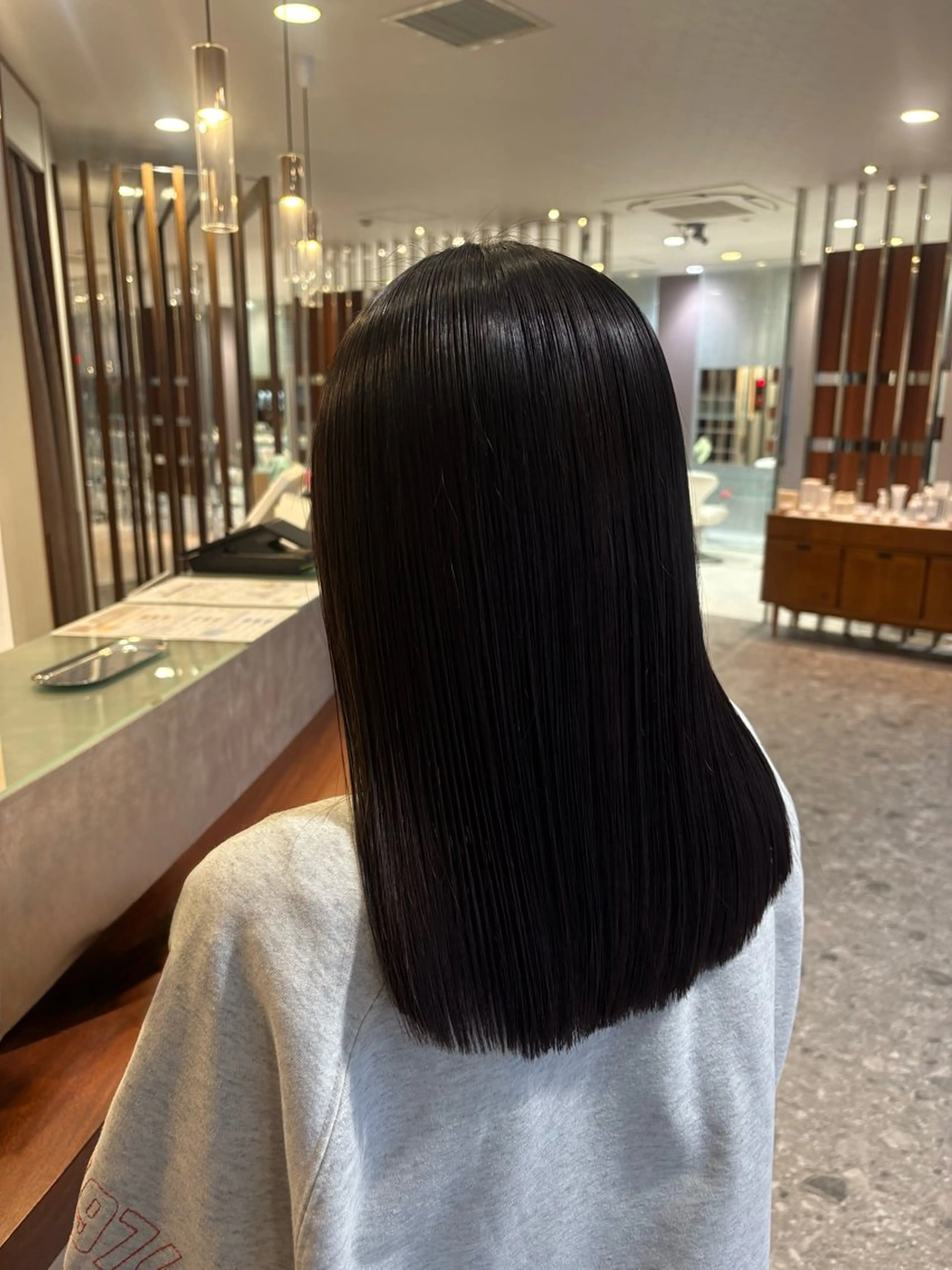 セミロング 縮毛矯正 関 真理菜のヘアスタイル