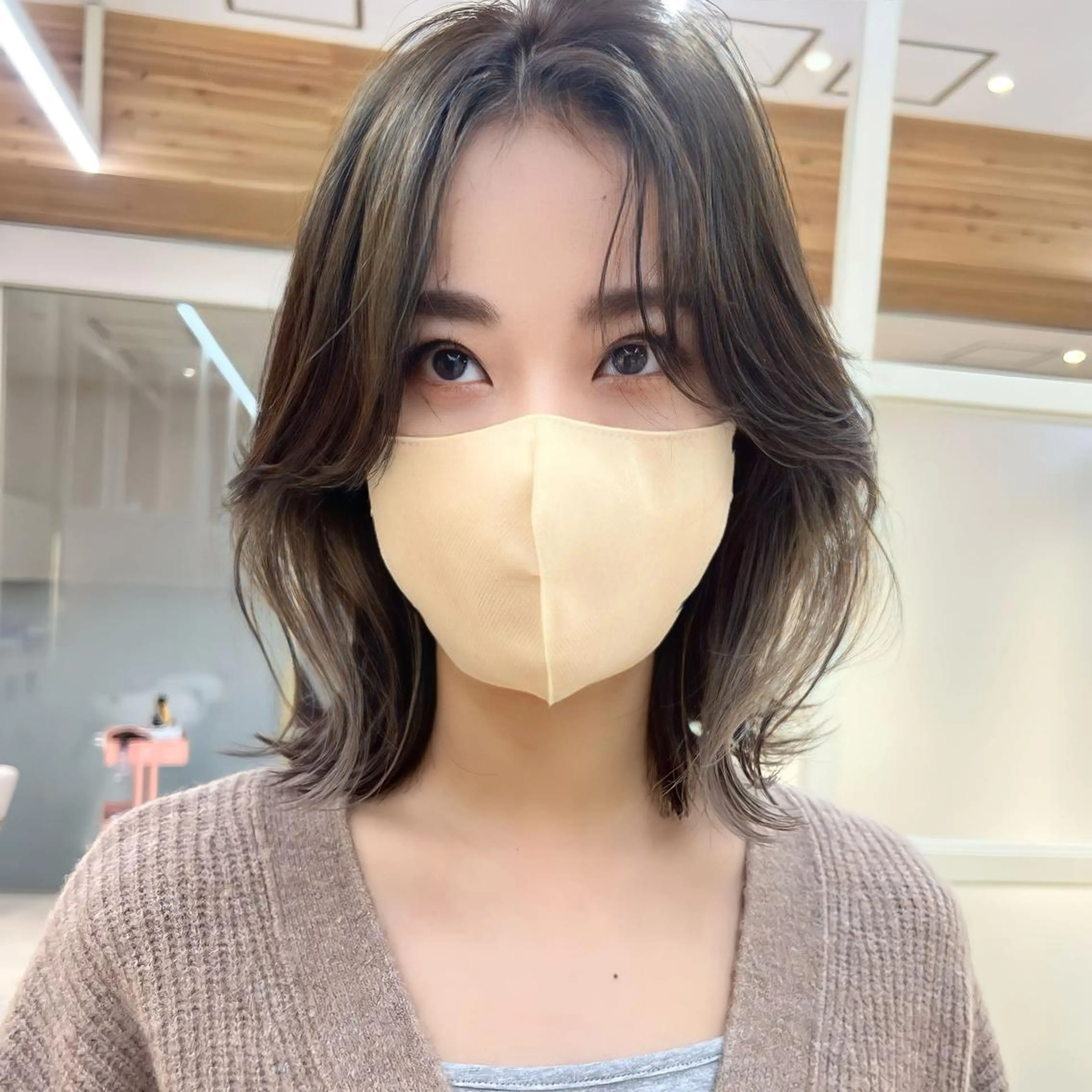 ミディアム カラー ベージュカラー グレージュ ボブ くびれヘア くせ毛 ヘアカラー トリートメント レイヤー専門家 ダブルカラー修のヘアスタイル