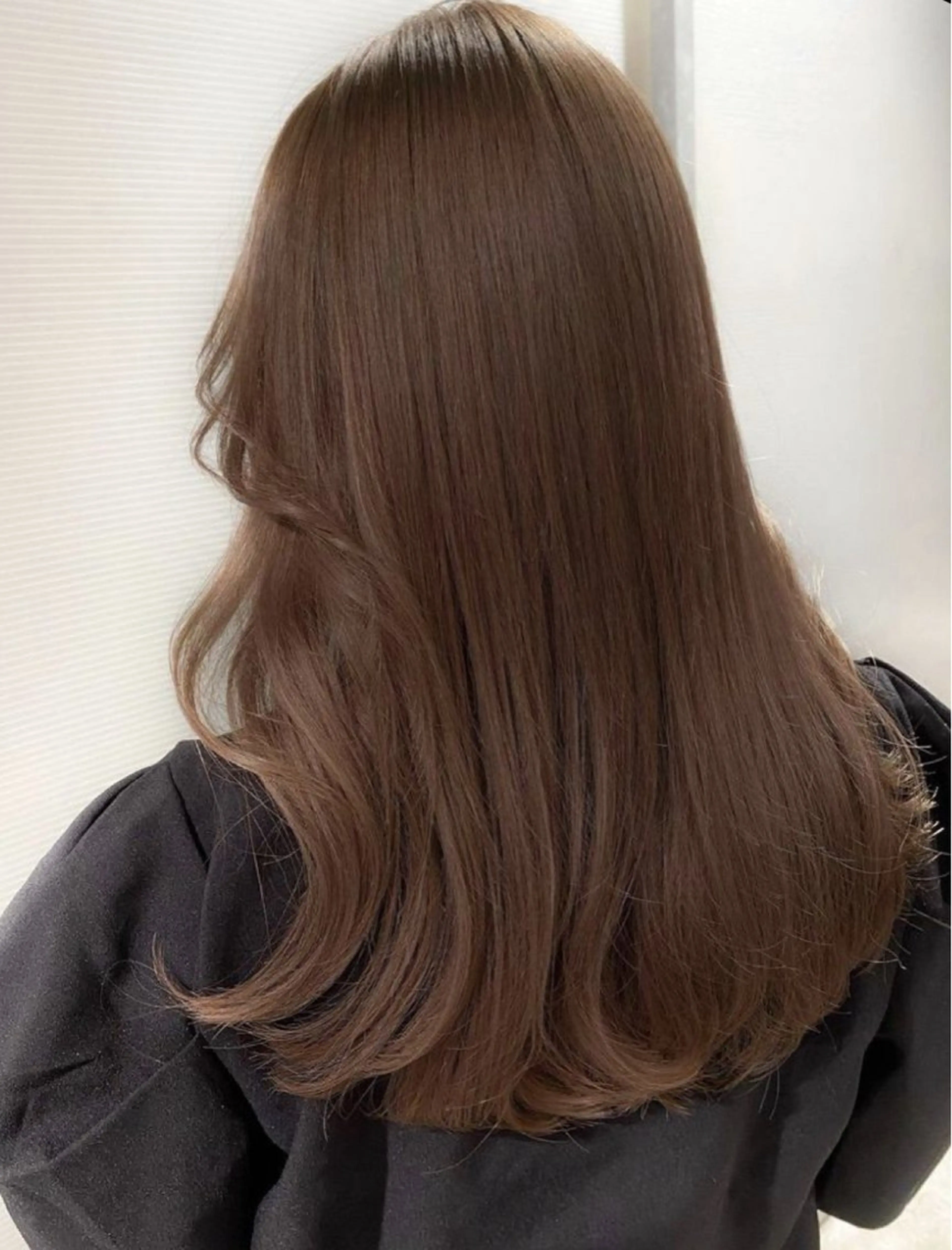 カラー フェザーパーマ/ スペインカールのヘアスタイル