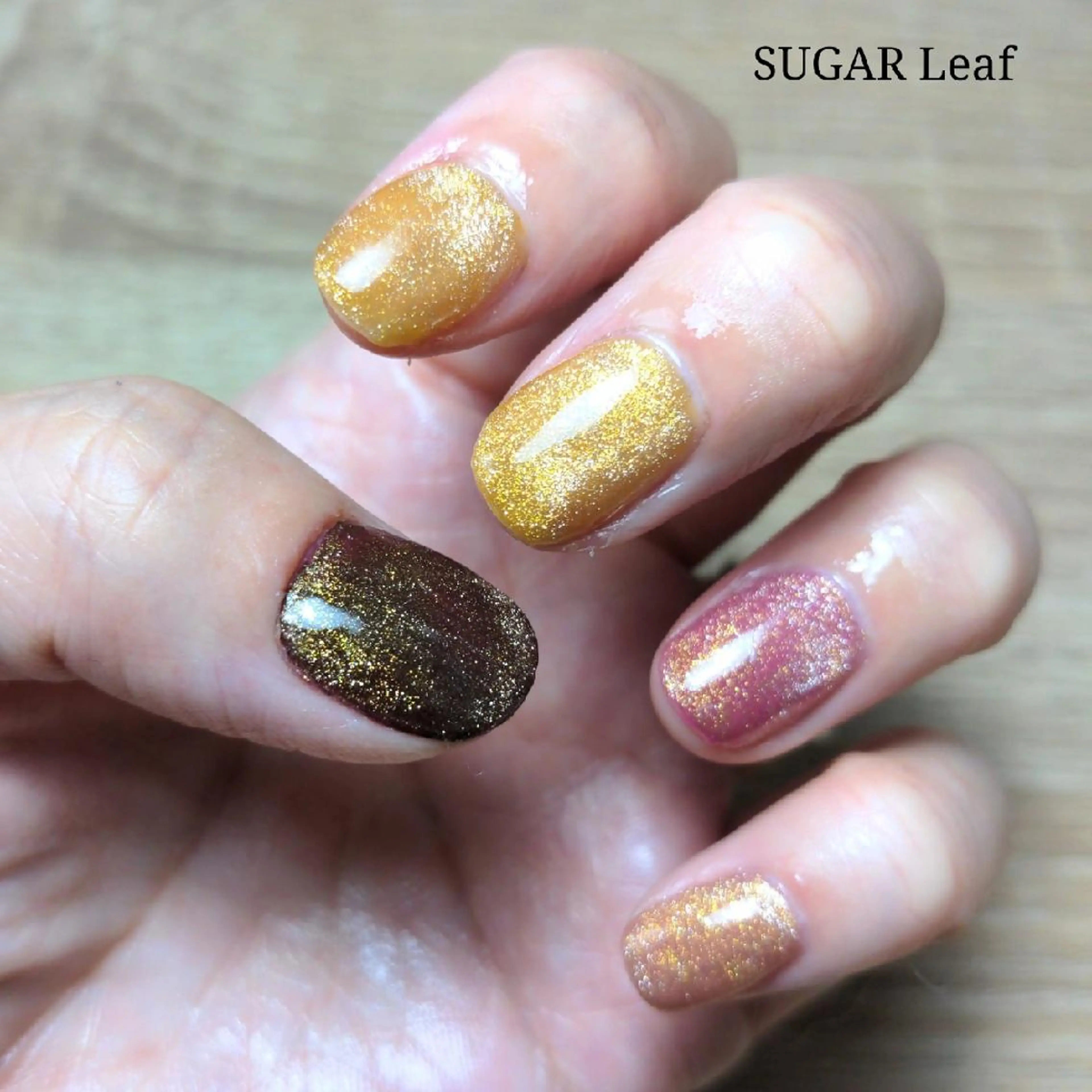 ネイル ゴールド マグネットネイル SUGAR Leafのネイルデザイン