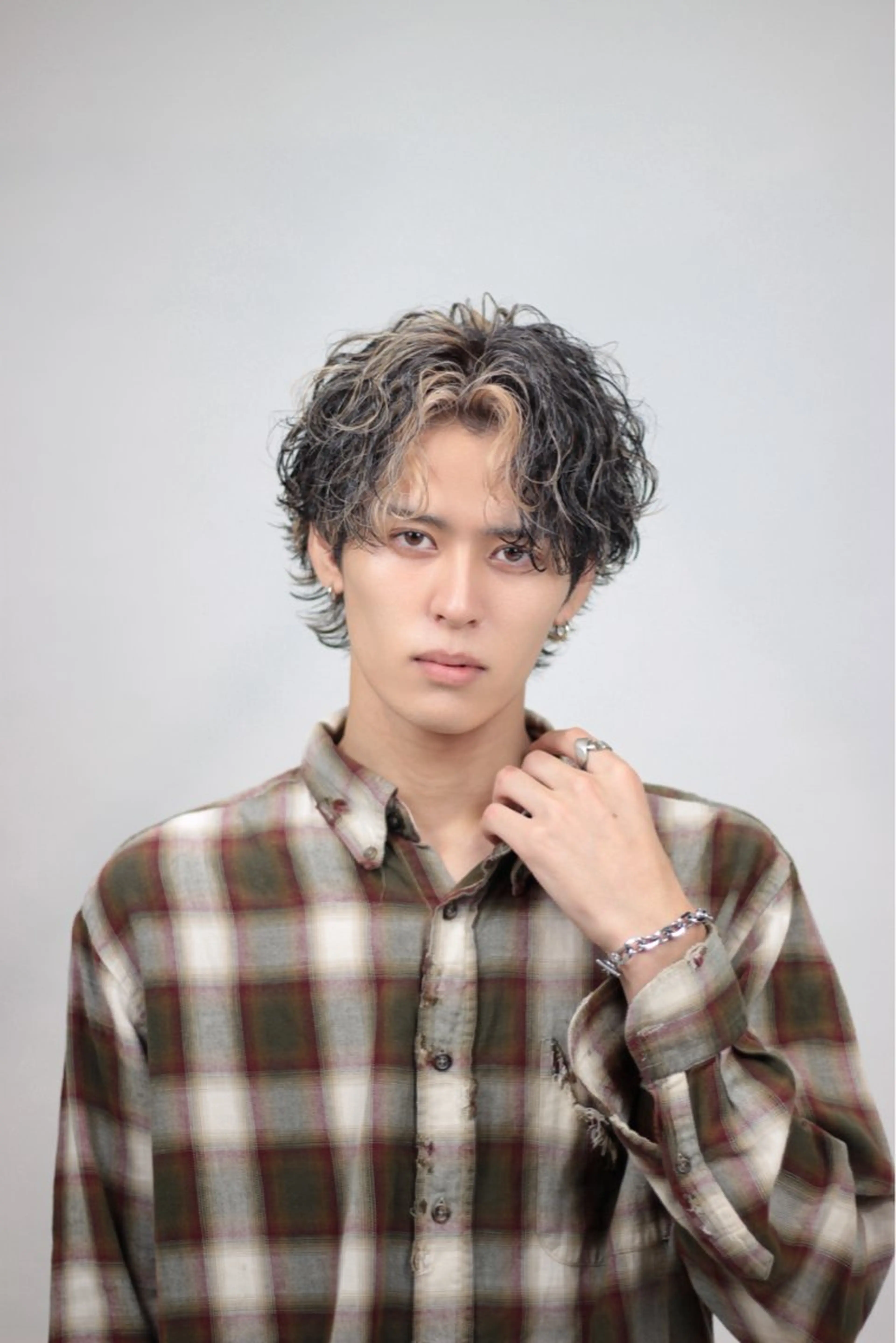 ショート カラー パーマ ヘアアレンジ メンズ メンズブリーチ センターパート フェザーパーマ メンズハイライト メンズハイトーン カット パーマ トリートメント ヘッドスパ ヘアセット スパイキー/フェザー /波巻き/かいとのヘアスタイル