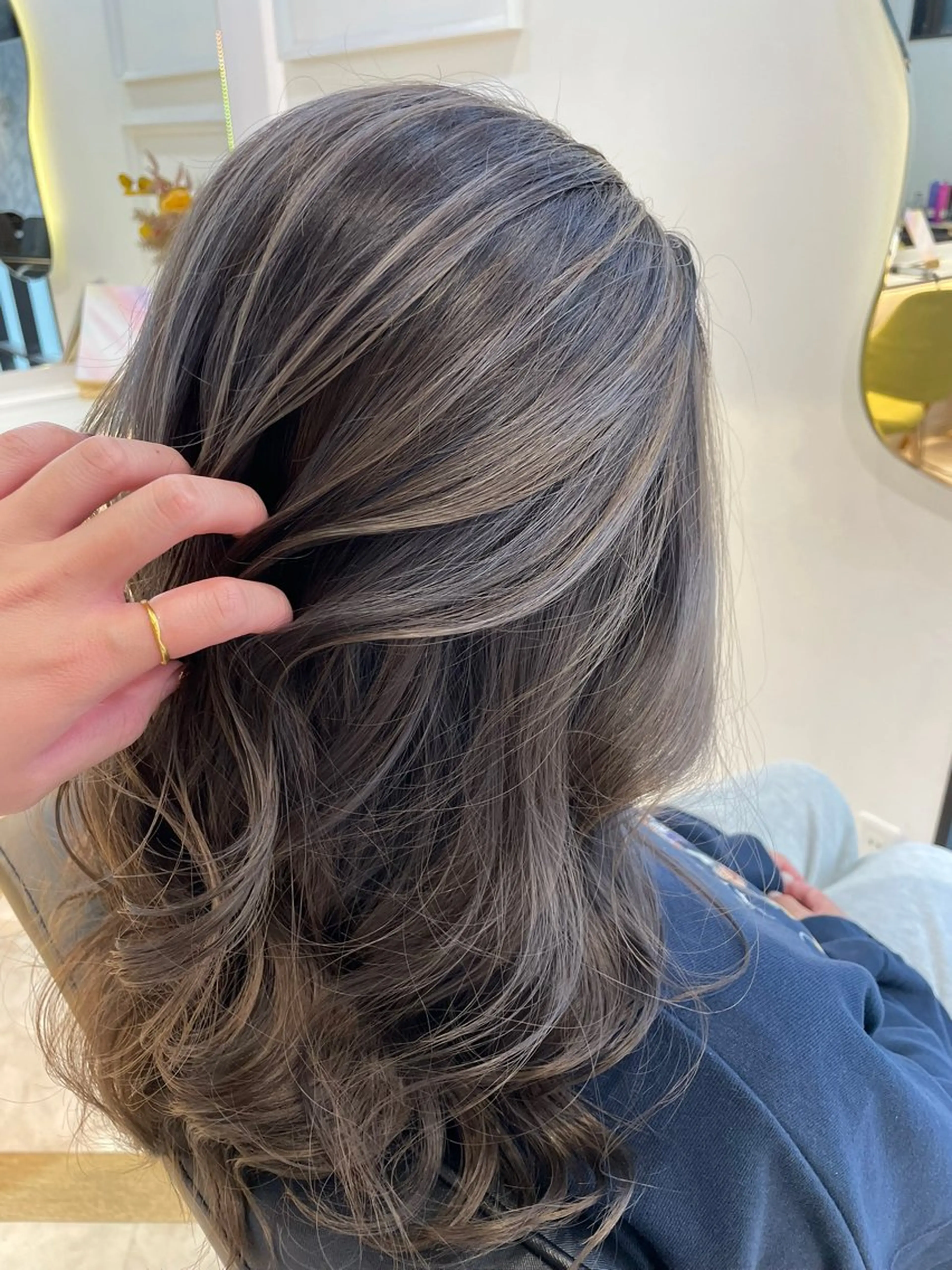 セミロング カラー ブリーチ 透明感カラー ブリーチなしカラー くびれヘア 顔まわりレイヤー ヘアカラー Lovis moa 〘国分 かな〙のヘアスタイル