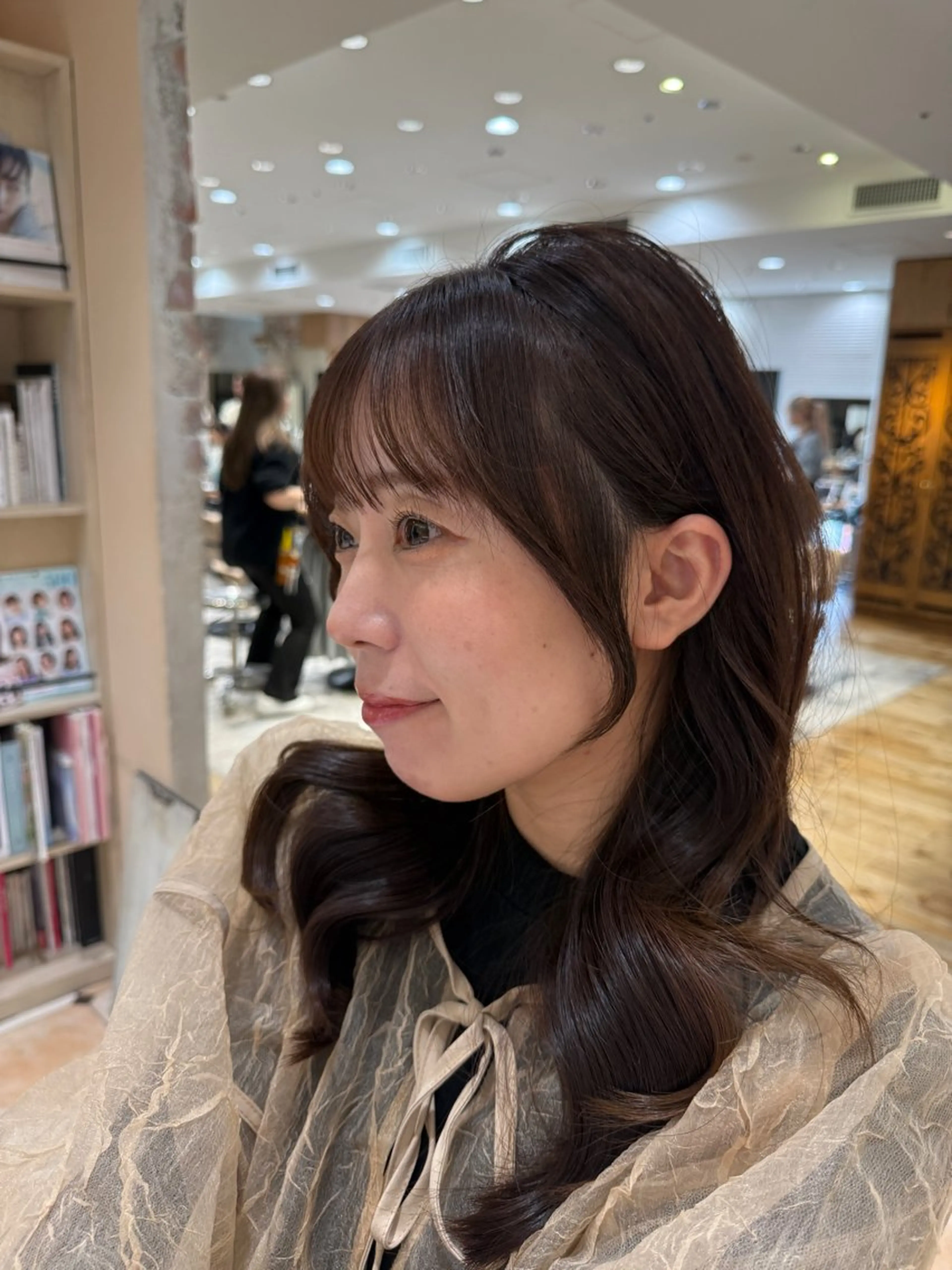 ミディアム カット ヘアカラー トリートメント ヘアセット 顔まわりカット 前髪カット安井楽人のヘアスタイル