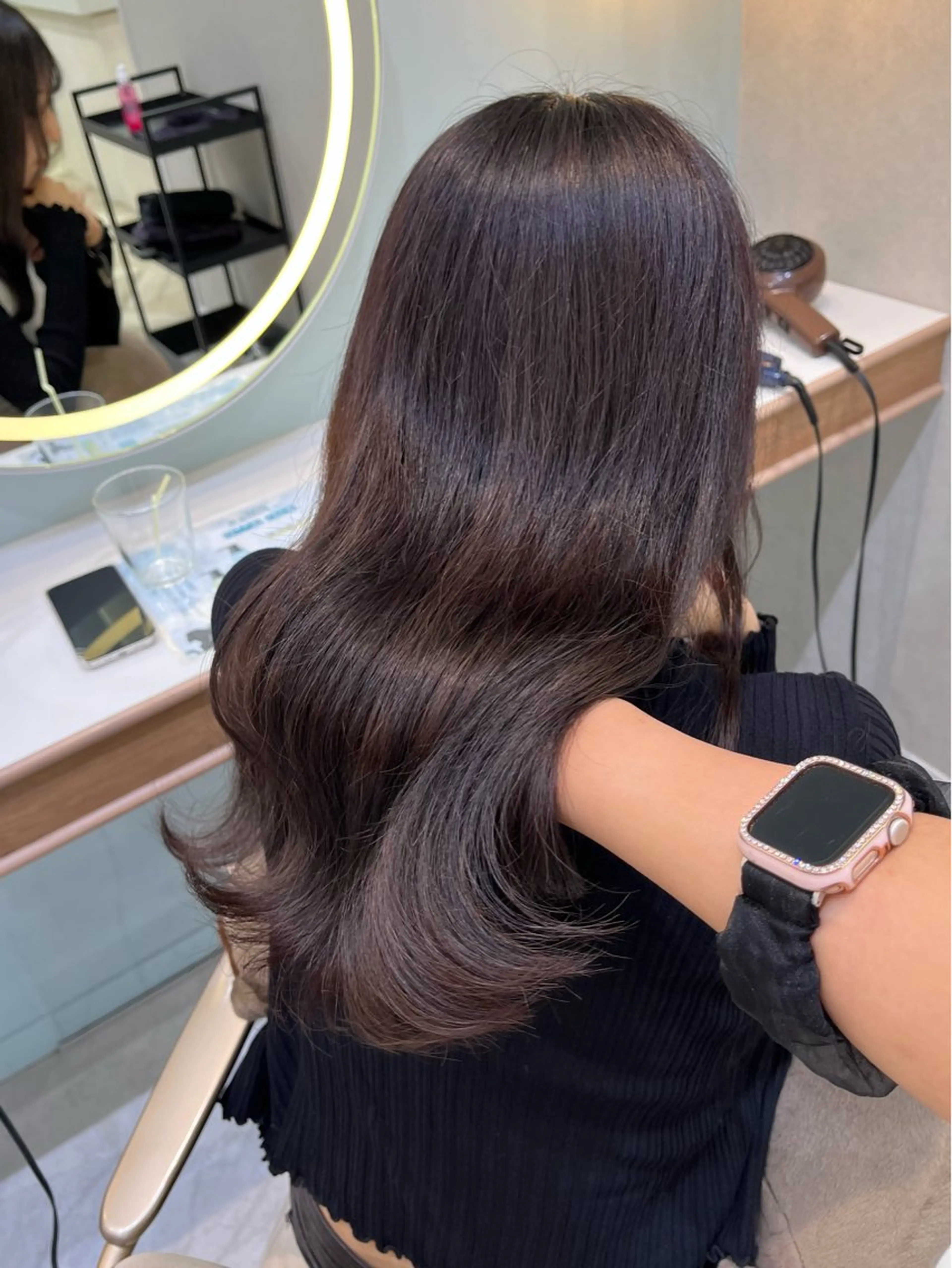 セミロング カラー 𝑴𝑰𝑨🎀赤髪 /ピンク/髪質改善のヘアスタイル