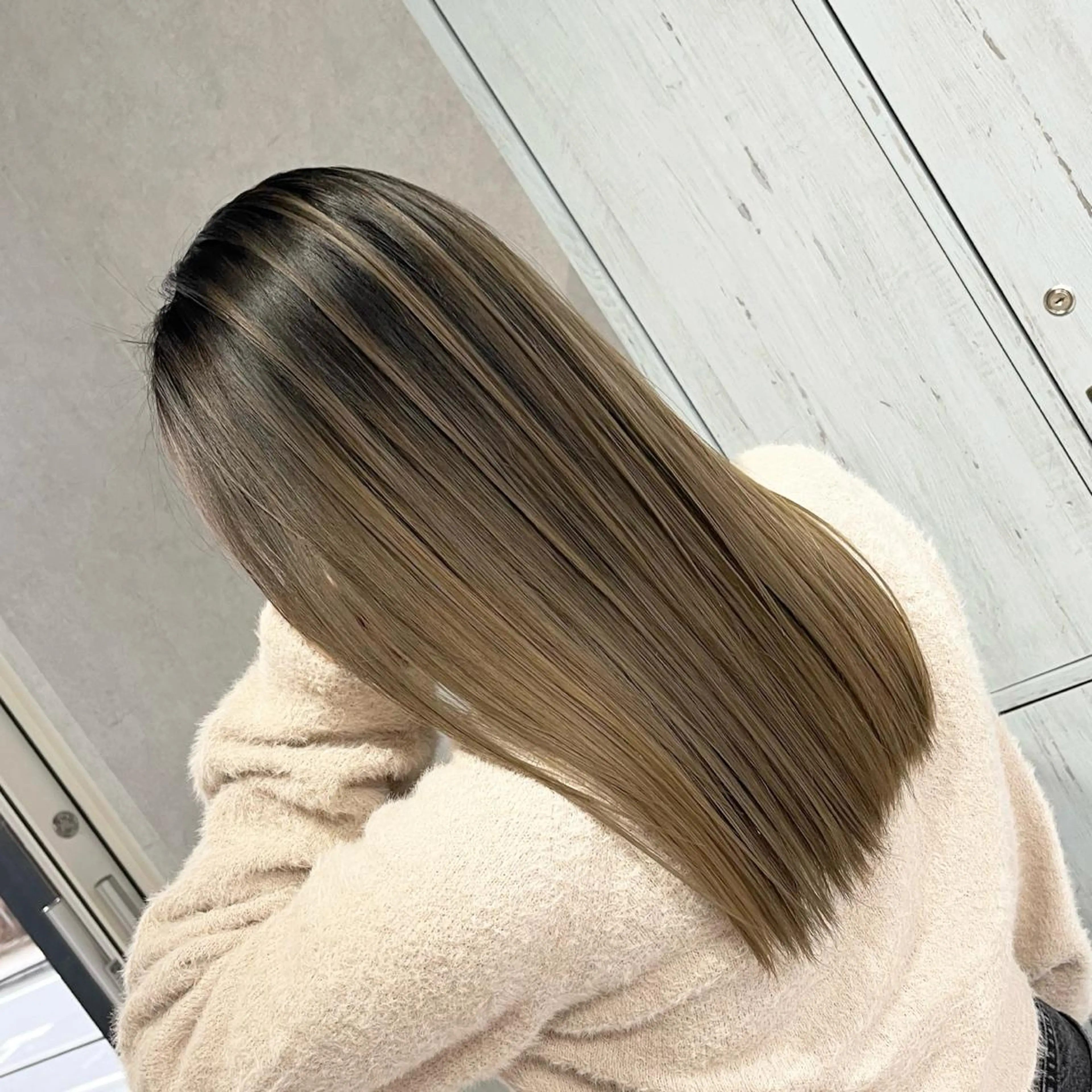 セミロング ハイライト レイヤーカット 𝐍𝐄𝐎 𝐉𝐔𝐑𝐈のネイルデザイン