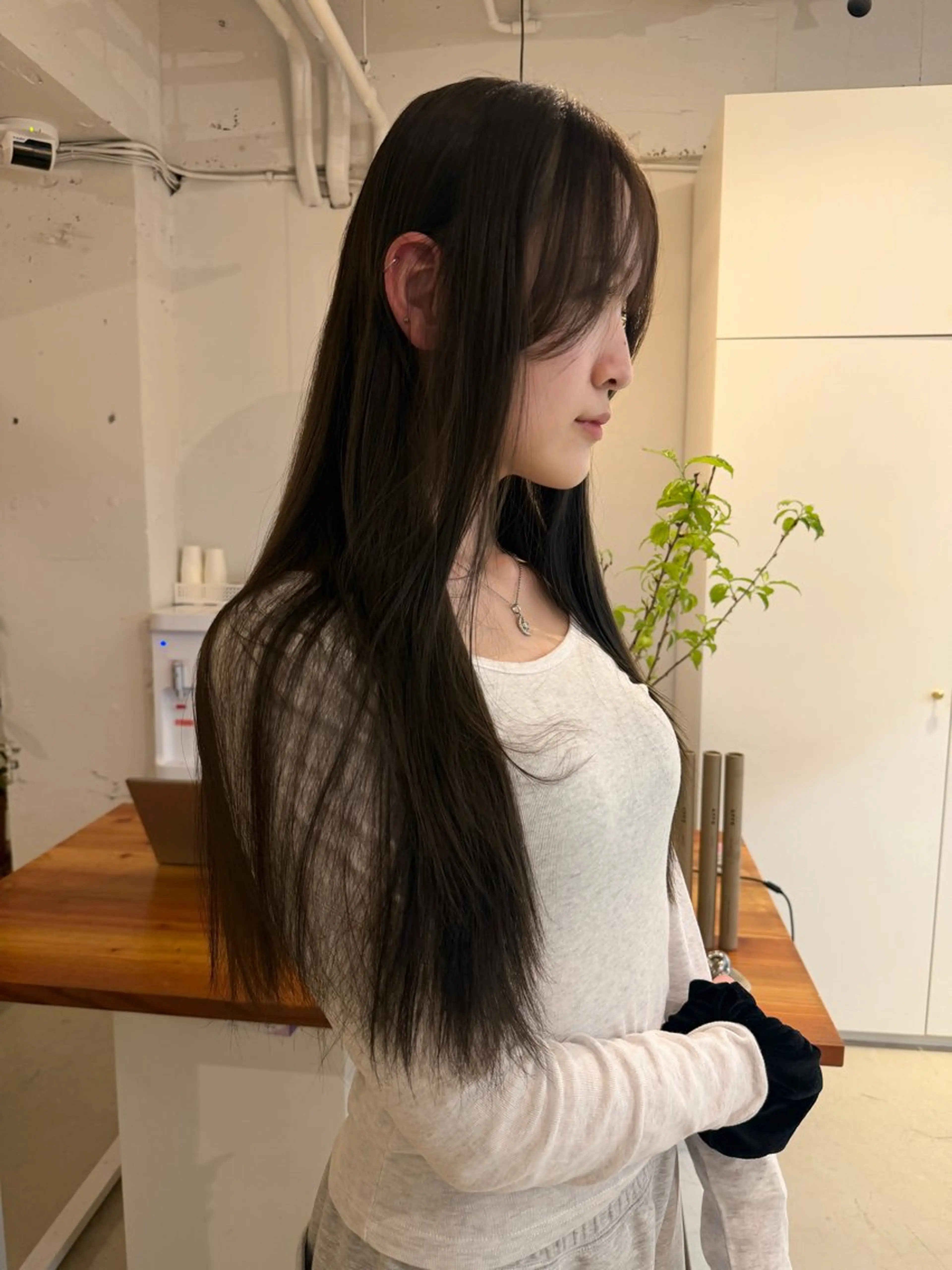 ロング カラー グレージュ オリーブグレージュ オリーブグレー レイヤーカット カット ヘアカラー トリートメント 落合希 Olivebeigeのヘアスタイル