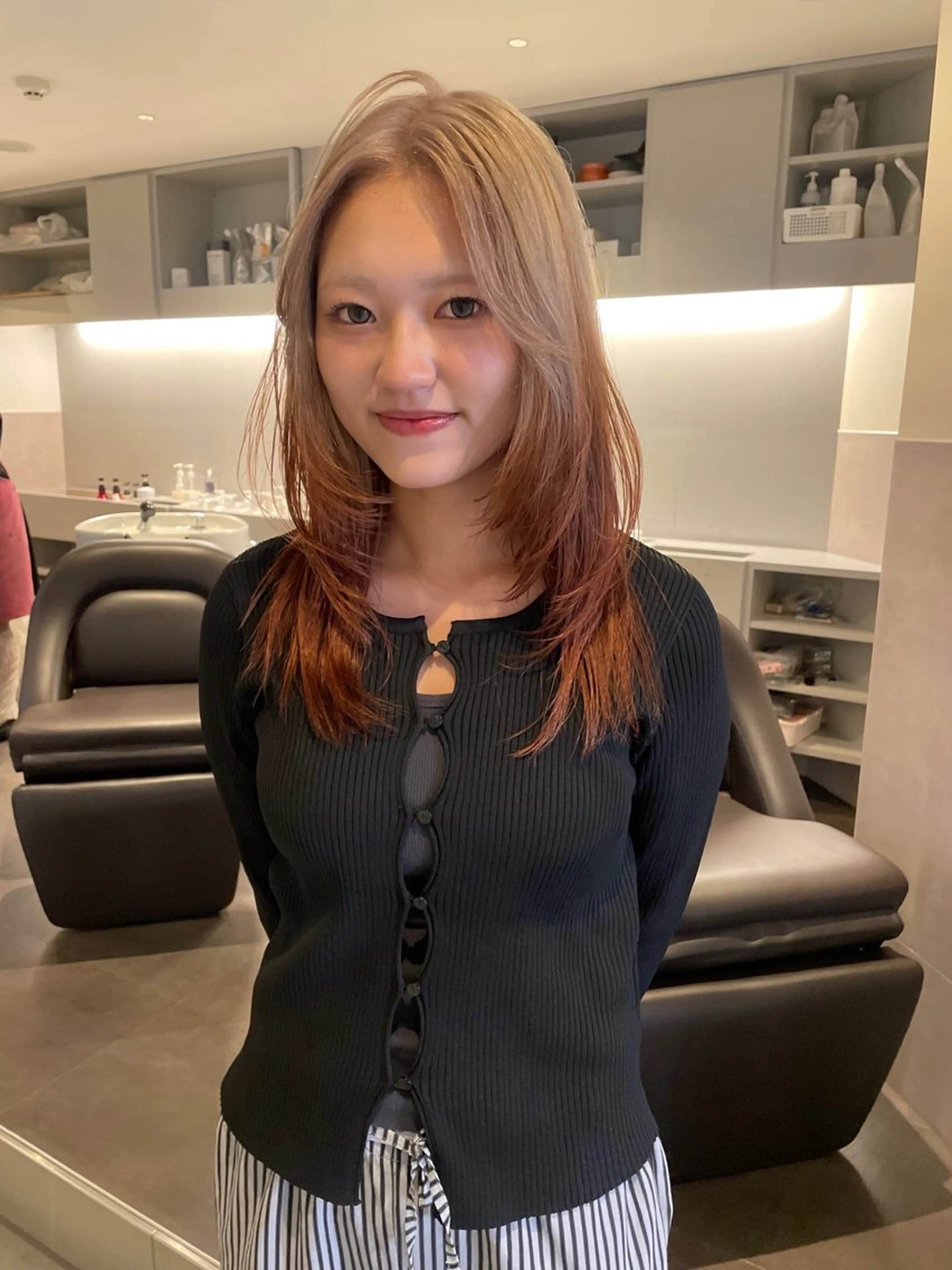ミディアム カラー ブリーチ ケアブリーチ デザインカラー ダブルカラー ハイトーンカラー カット ヘアカラー トリートメント MIU/ルーツカラー 顔まわりレイヤーのヘアスタイル