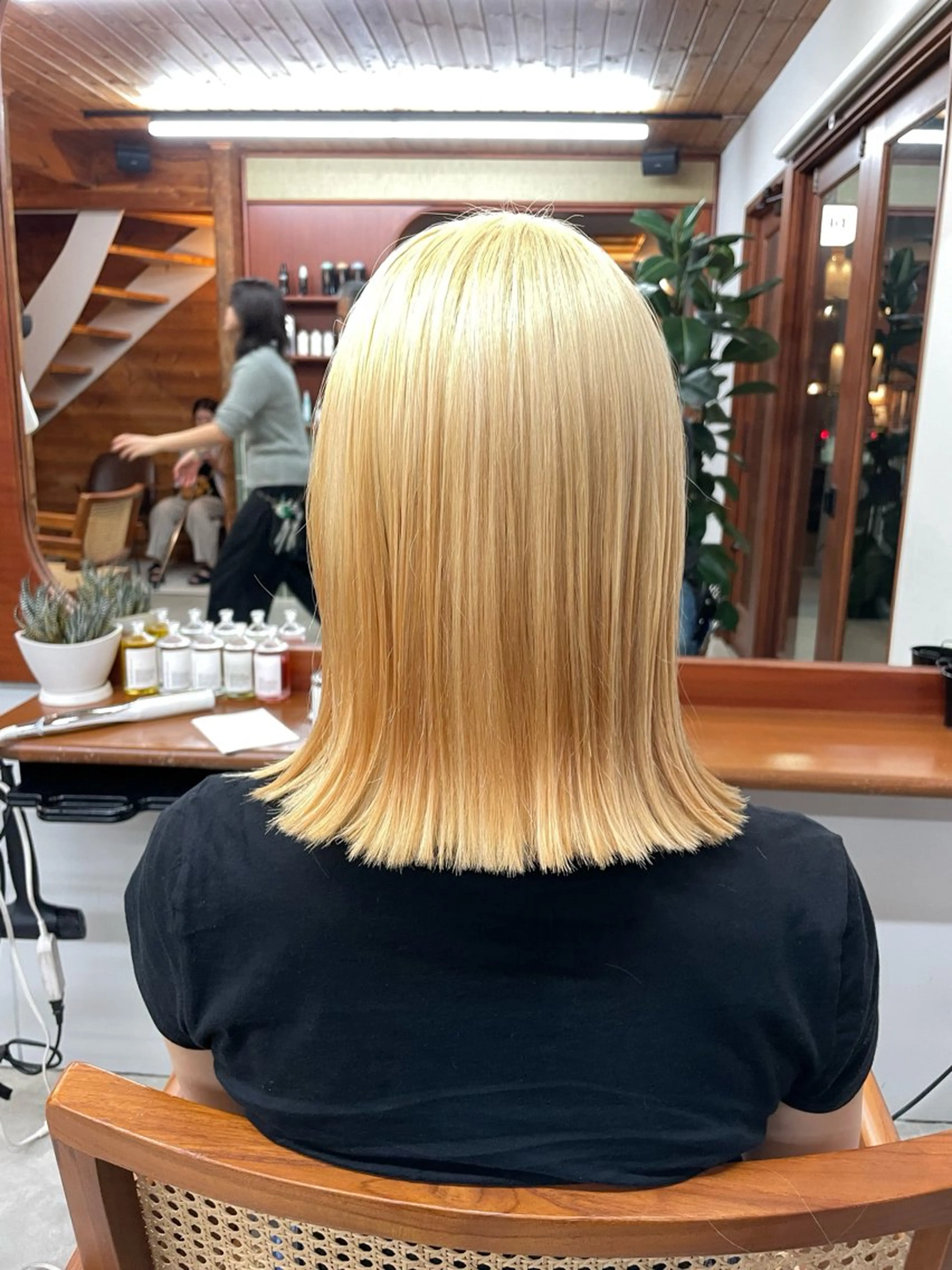 ショート カラー ブリーチ 抜きっぱなしブロンド 五十嵐 雄毅のヘアスタイル