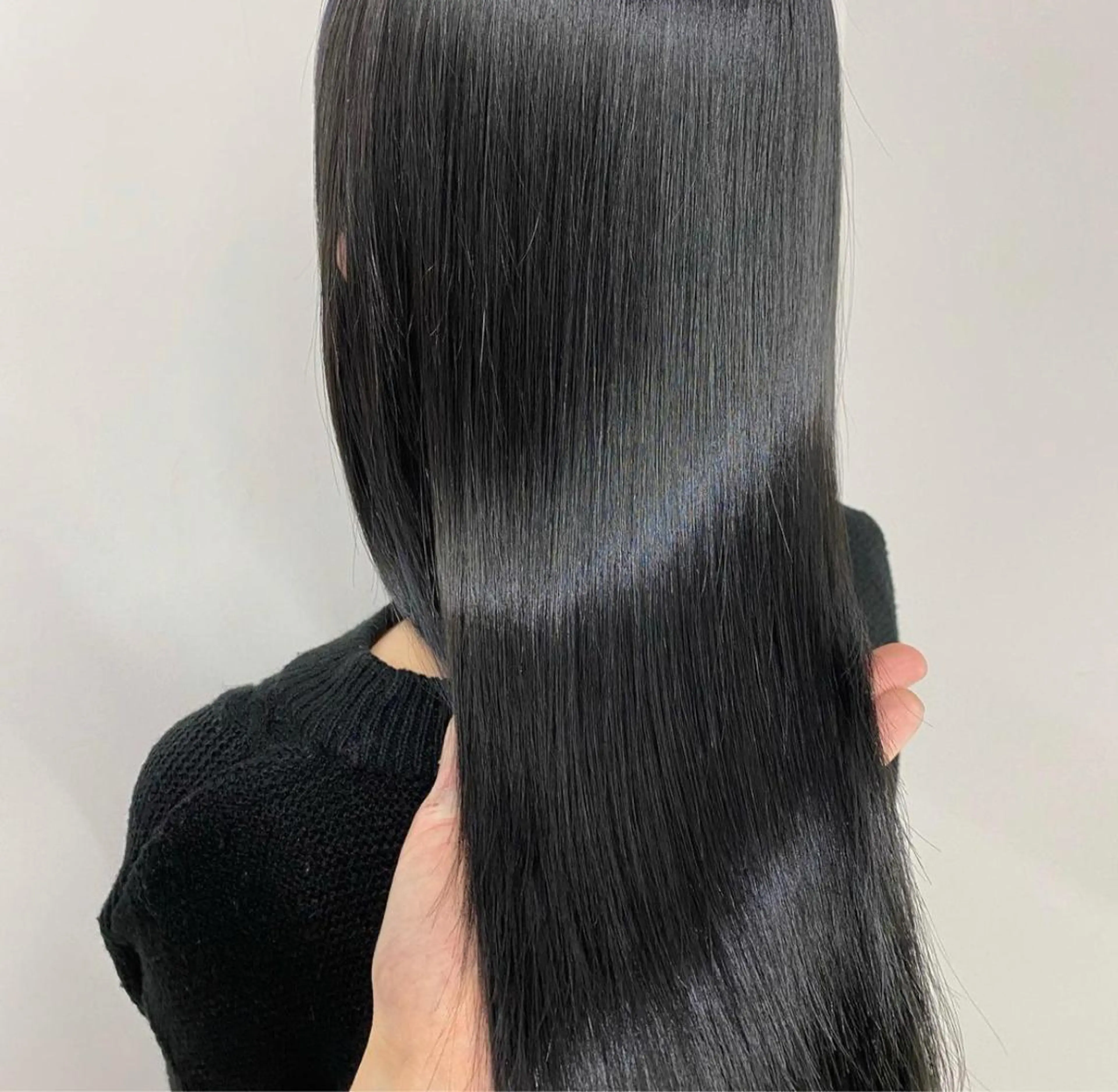 💙🤍黒染めは嫌だけど暗くしたい🤍💙カット+ブルーブラックカラー+前処理ケア剤の写真