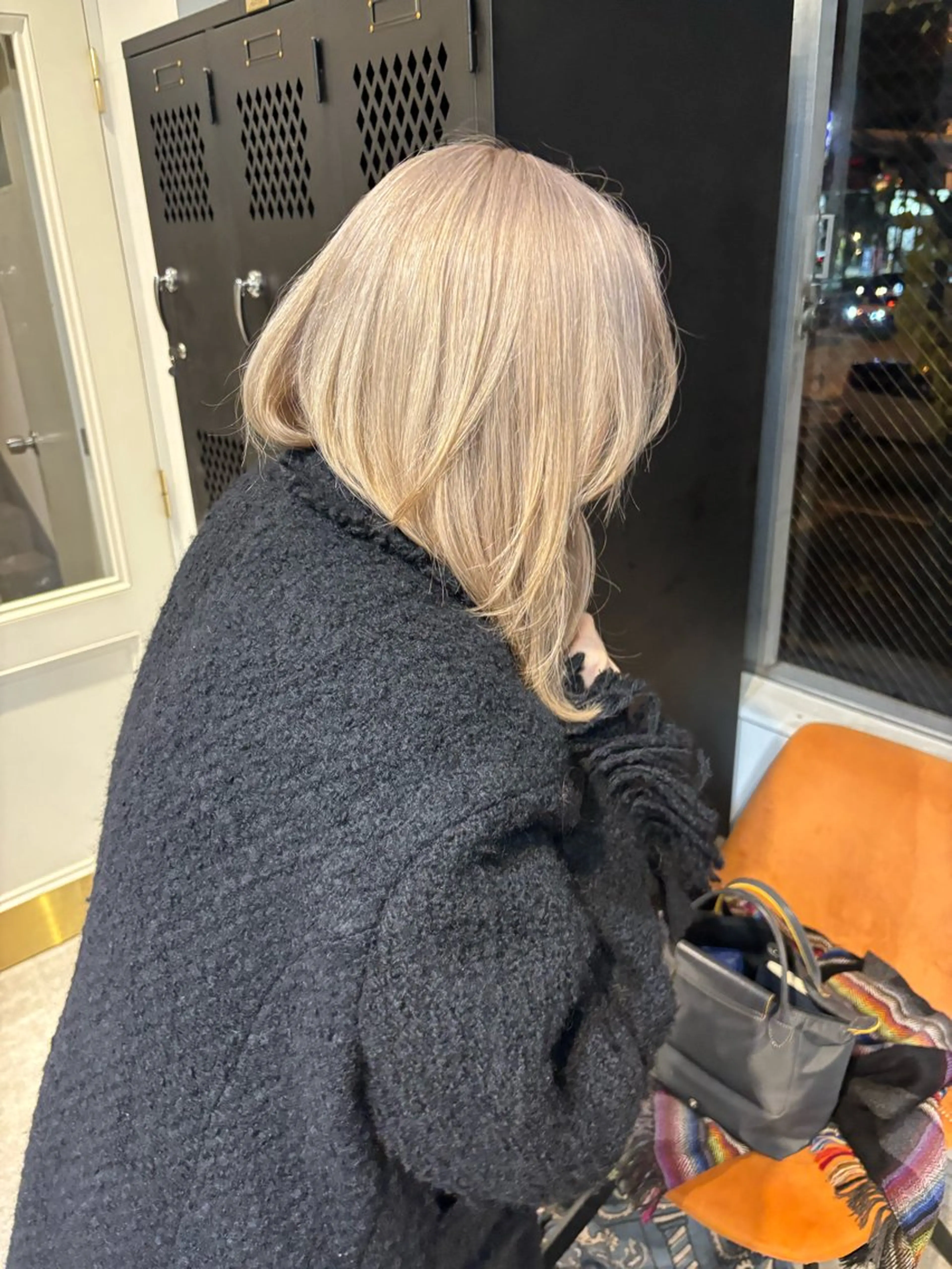 ミディアム カラー 黒髪 ヘアカラー ｍｏｍｏ/ ハイトーン/ベージュのヘアスタイル