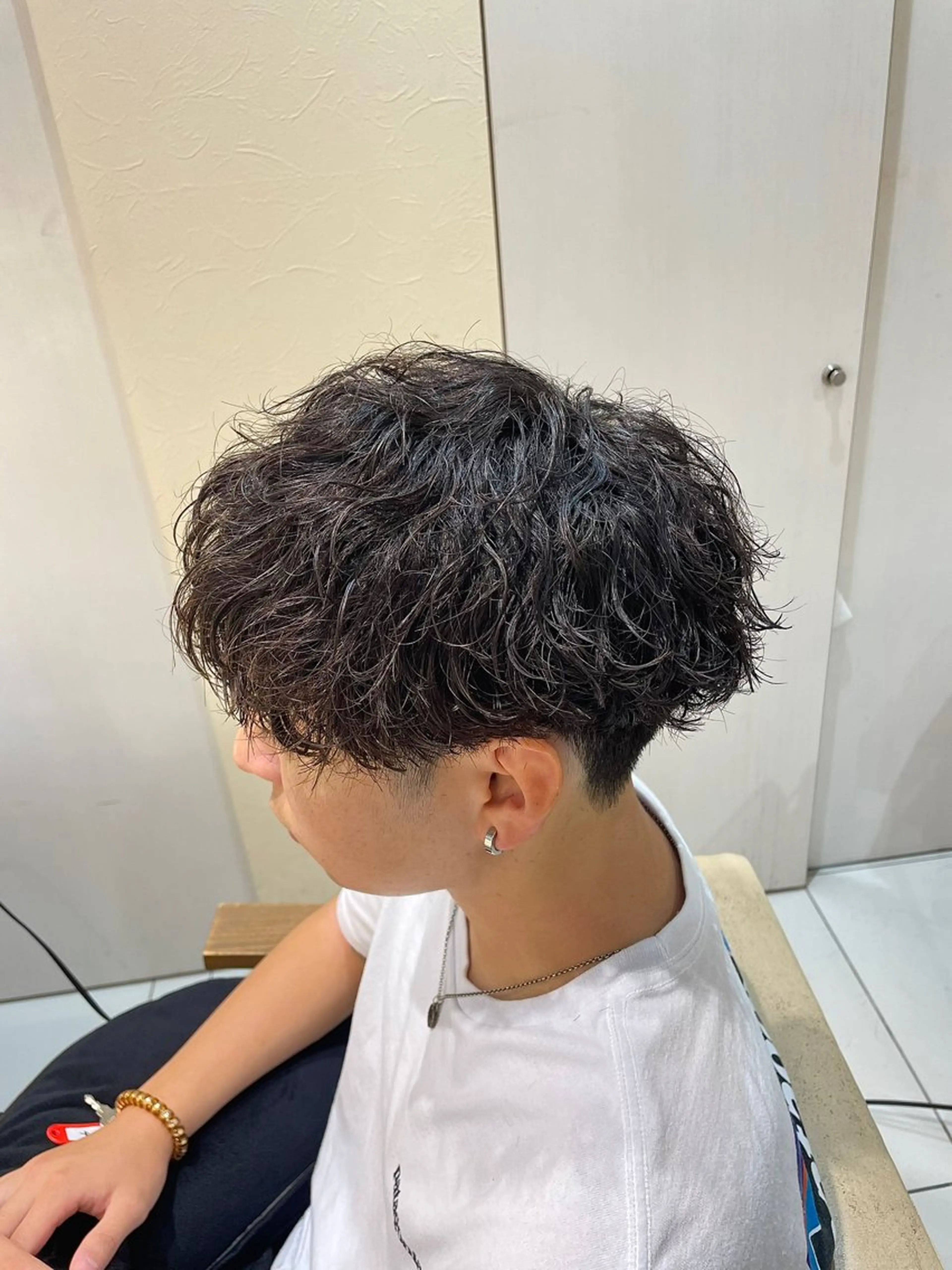 ミディアム パーマ メンズ ミディアムパーマ ダウンパーマ メンズパーマ 学生(メンズ向け) 波巻きパーマ 本厚木|縮毛矯正/ 髪質改善/専門サロンのヘアスタイル