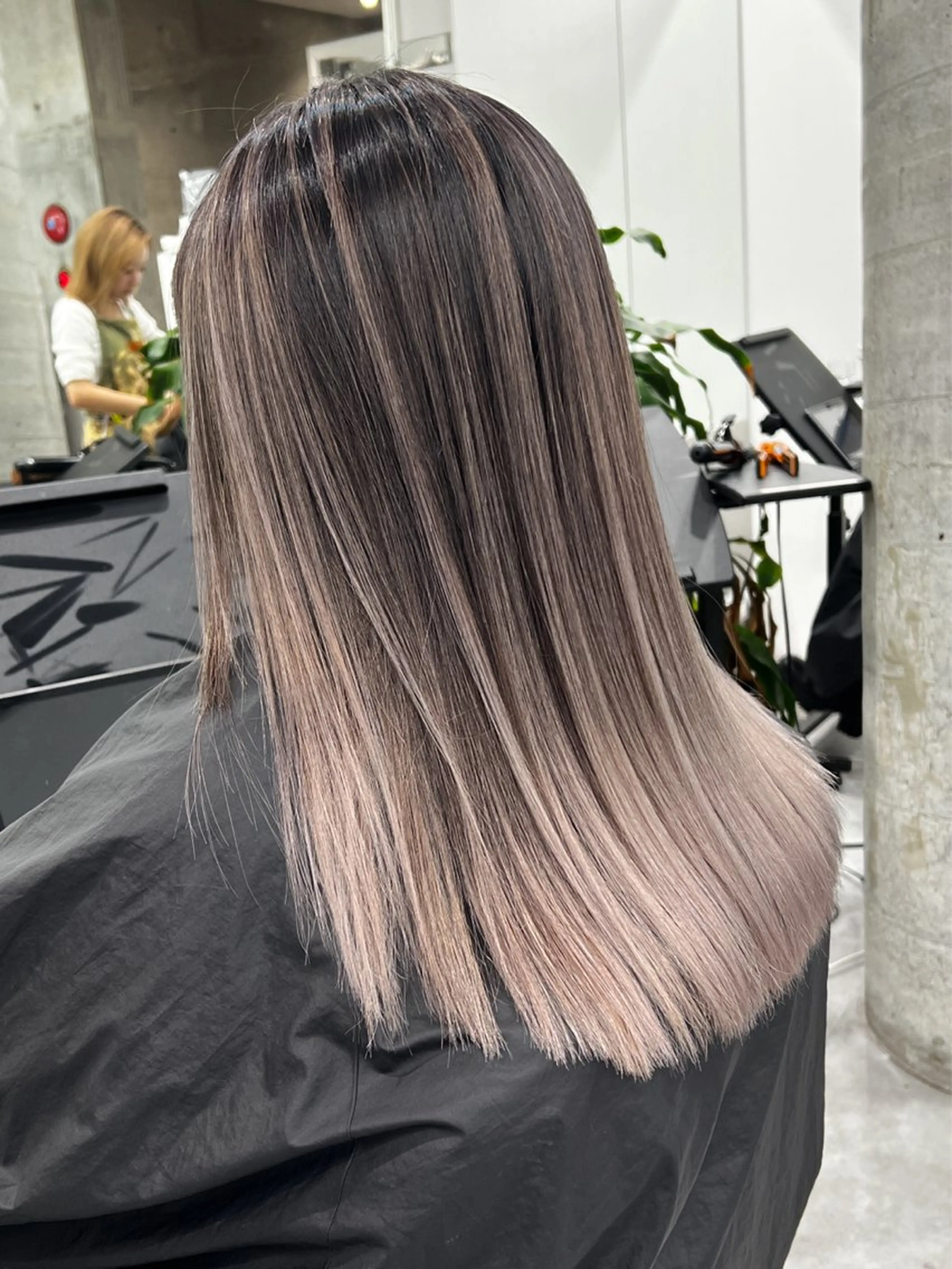 セミロング カラー バレイヤージュ ブリーチ レイヤーカット ヘアカラー トリートメント welring hair salonのヘアスタイル