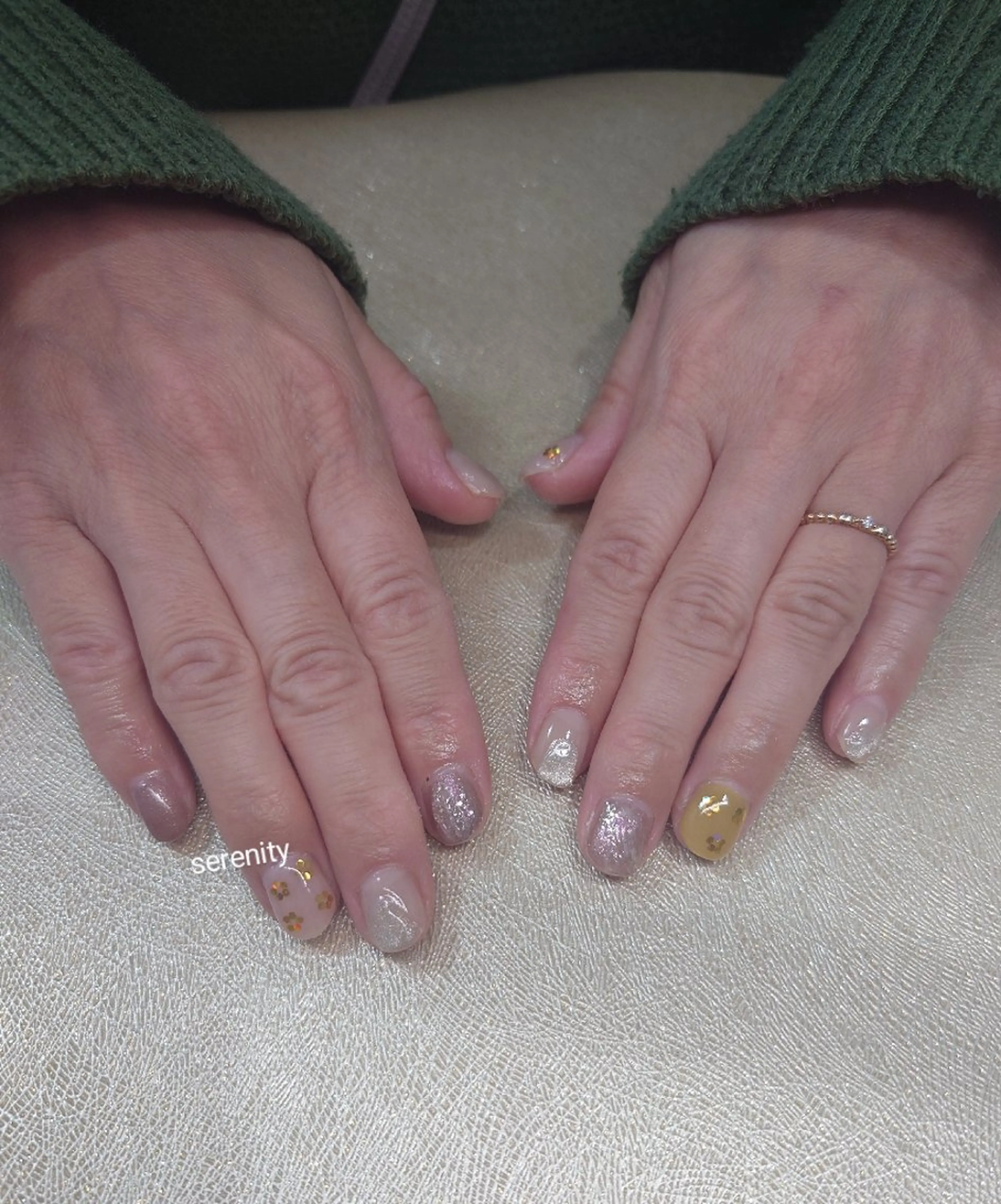 ネイル グリーン 持ち込み ニュアンスネイル 春ネイル nail  serenityのネイルデザイン