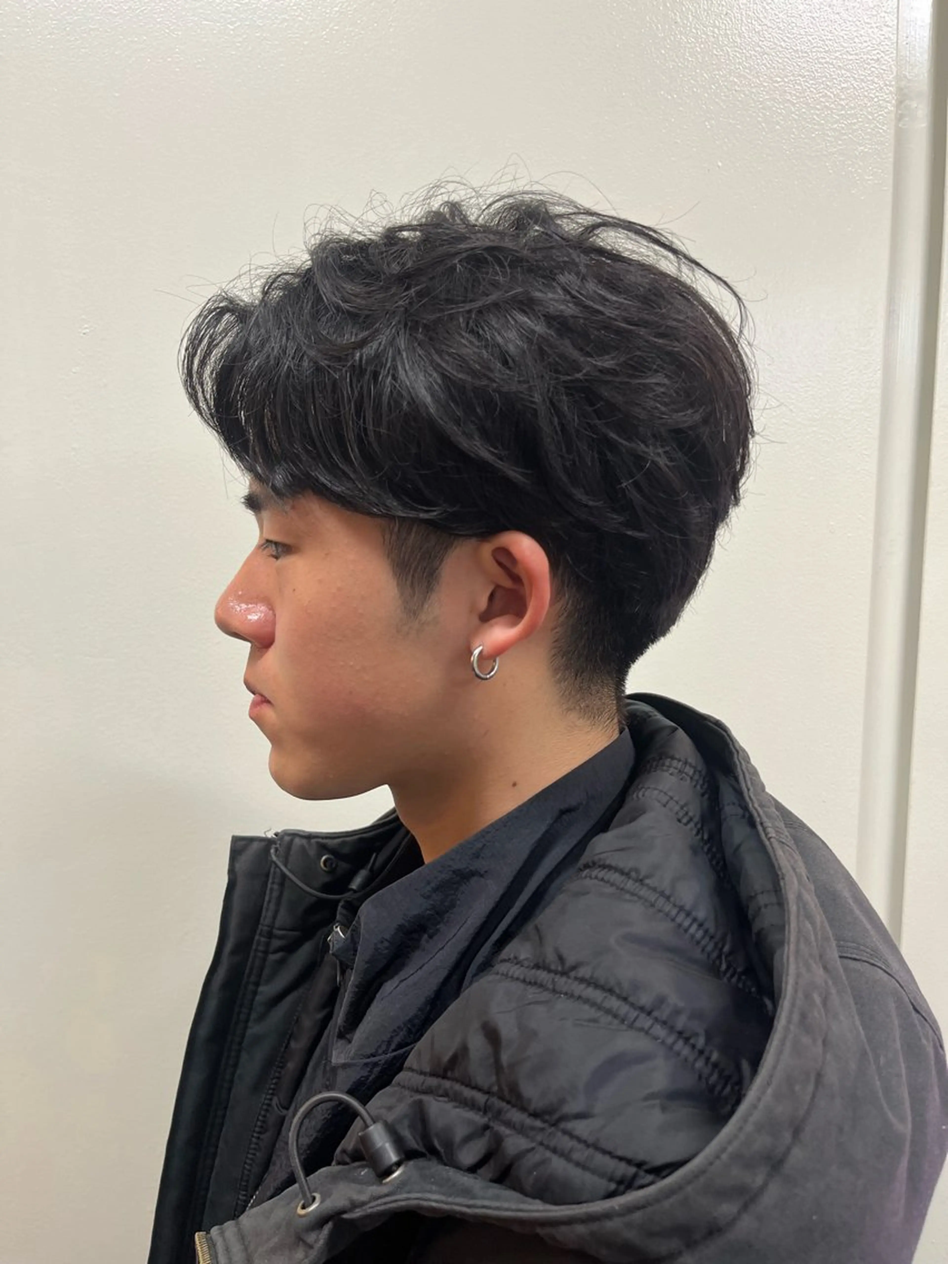 ショート パーマ メンズ フェザーパーマ メンズパーマ ショートヘア カット パーマ 韓国メンズヘア/ 毛流れヘア　須田龍世のヘアスタイル