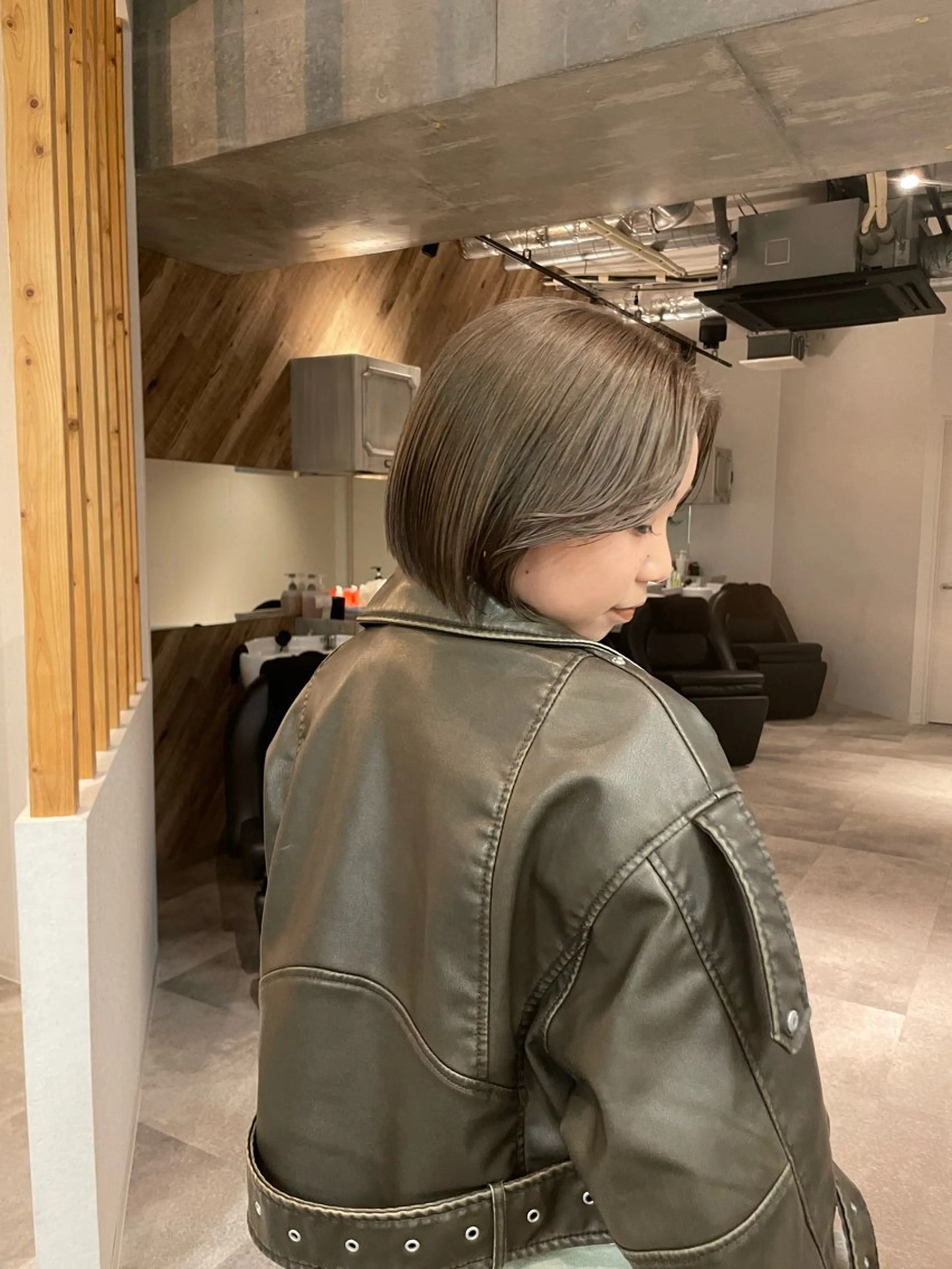 ショート カラー 切りっぱなしボブ ブリーチ グレージュ オリーブグレージュ オリーブグレー カット 久保田 千尋のヘアスタイル