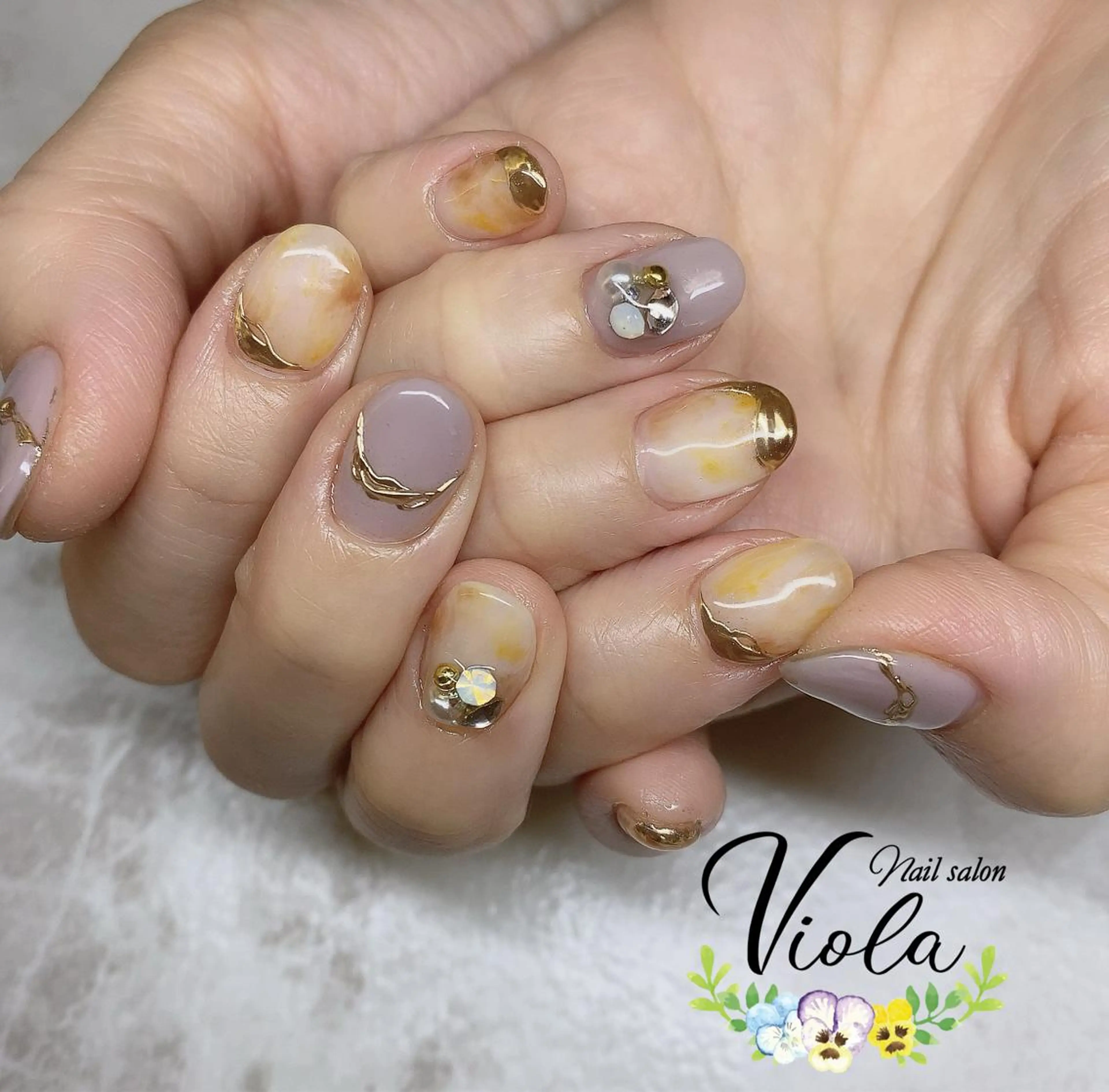 ネイル キラキラネイル ミラーネイル ニュアンスネイル ストーンネイル ハンドネイル Nailsalon Viola所属・ネイルサロン Violaのネイルデザイン